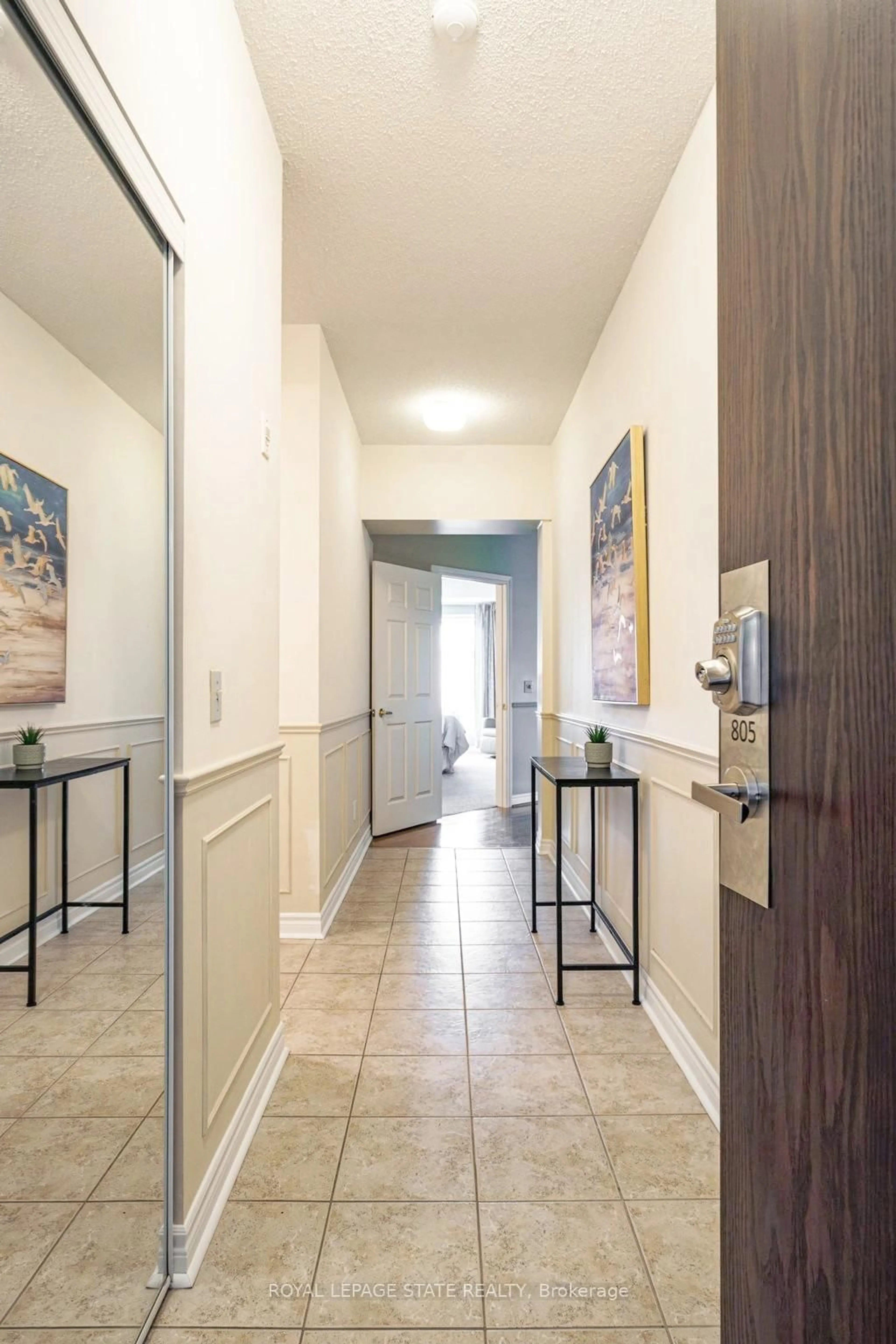 Indoor entryway for 2000 Creekside Dr #805, Hamilton Ontario L9H 7S7