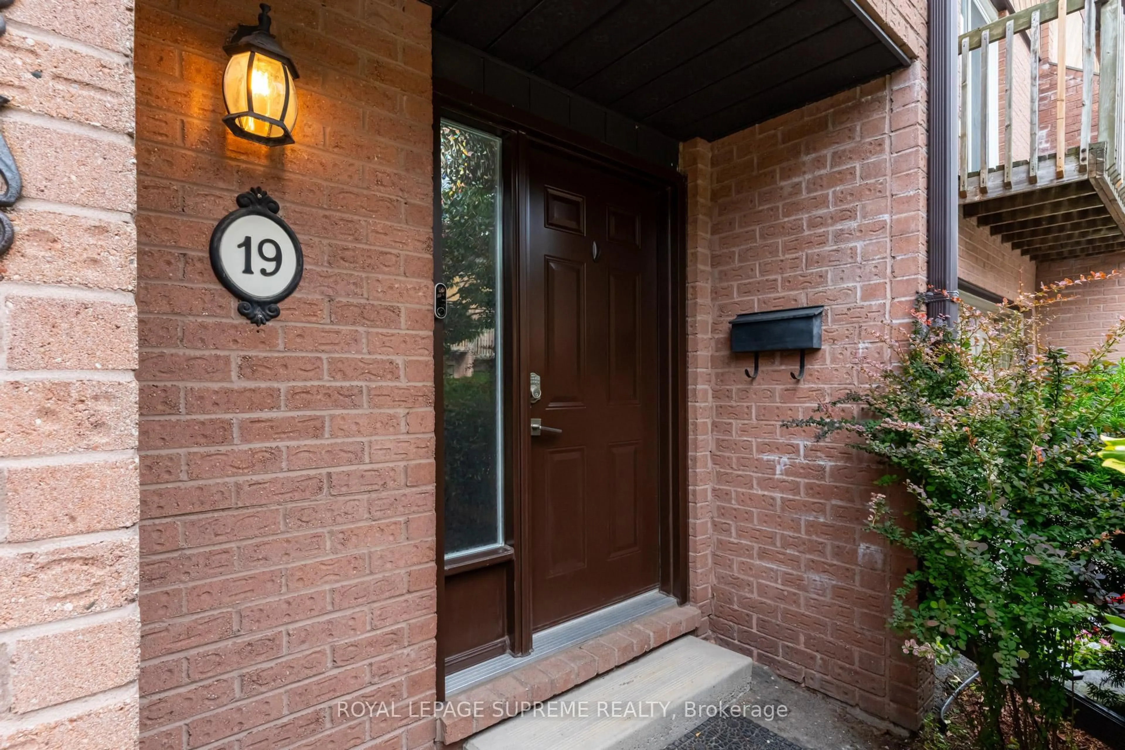 Indoor entryway for 445 Stone Church Rd #19, Hamilton Ontario L9B 2L5