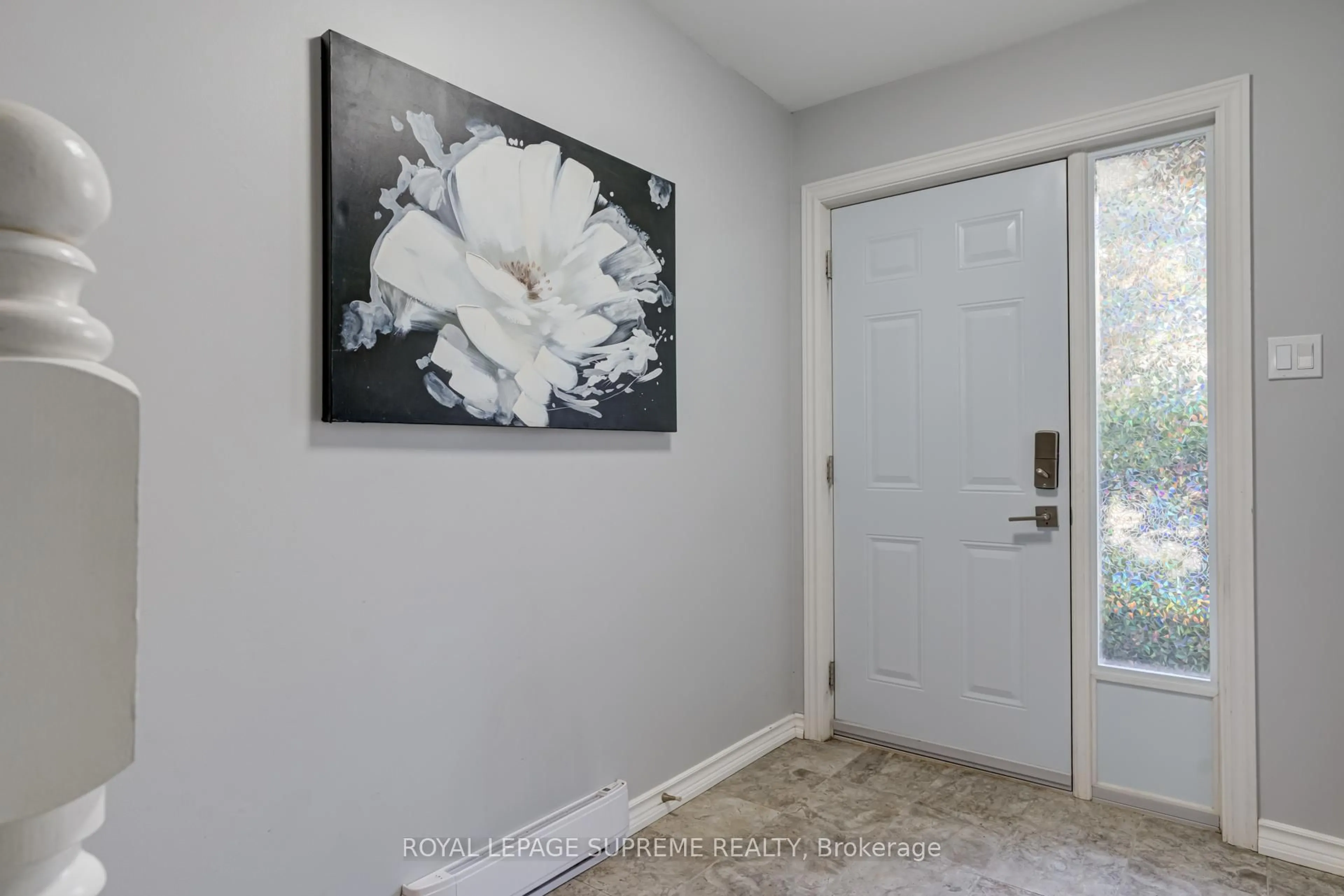 Indoor entryway for 445 Stone Church Rd #19, Hamilton Ontario L9B 2L5