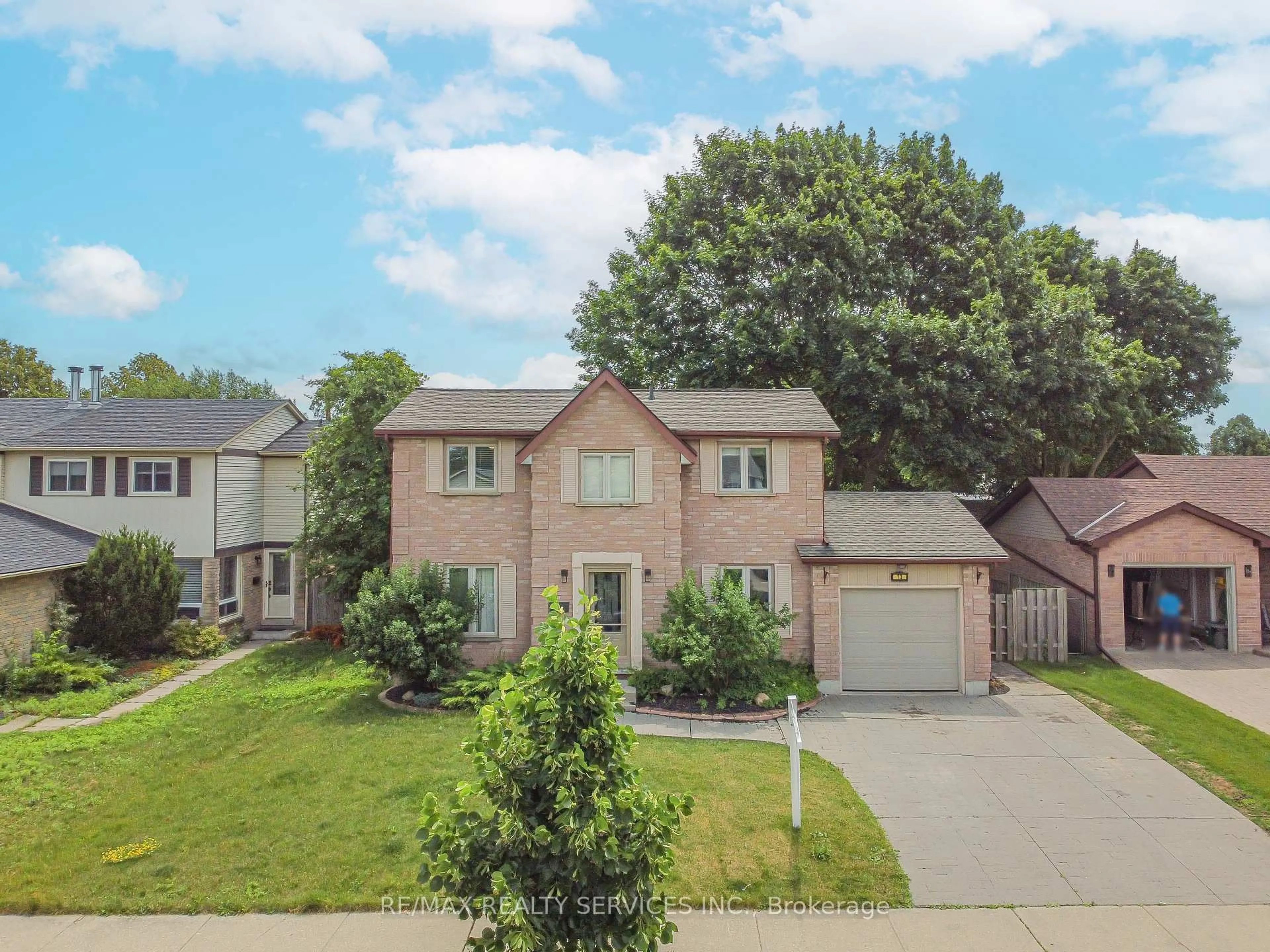 A pic from outside/outdoor area/front of a property/back of a property/a pic from drone, street for 73 Pathfinder Cres, Kitchener Ontario N2P 1S2