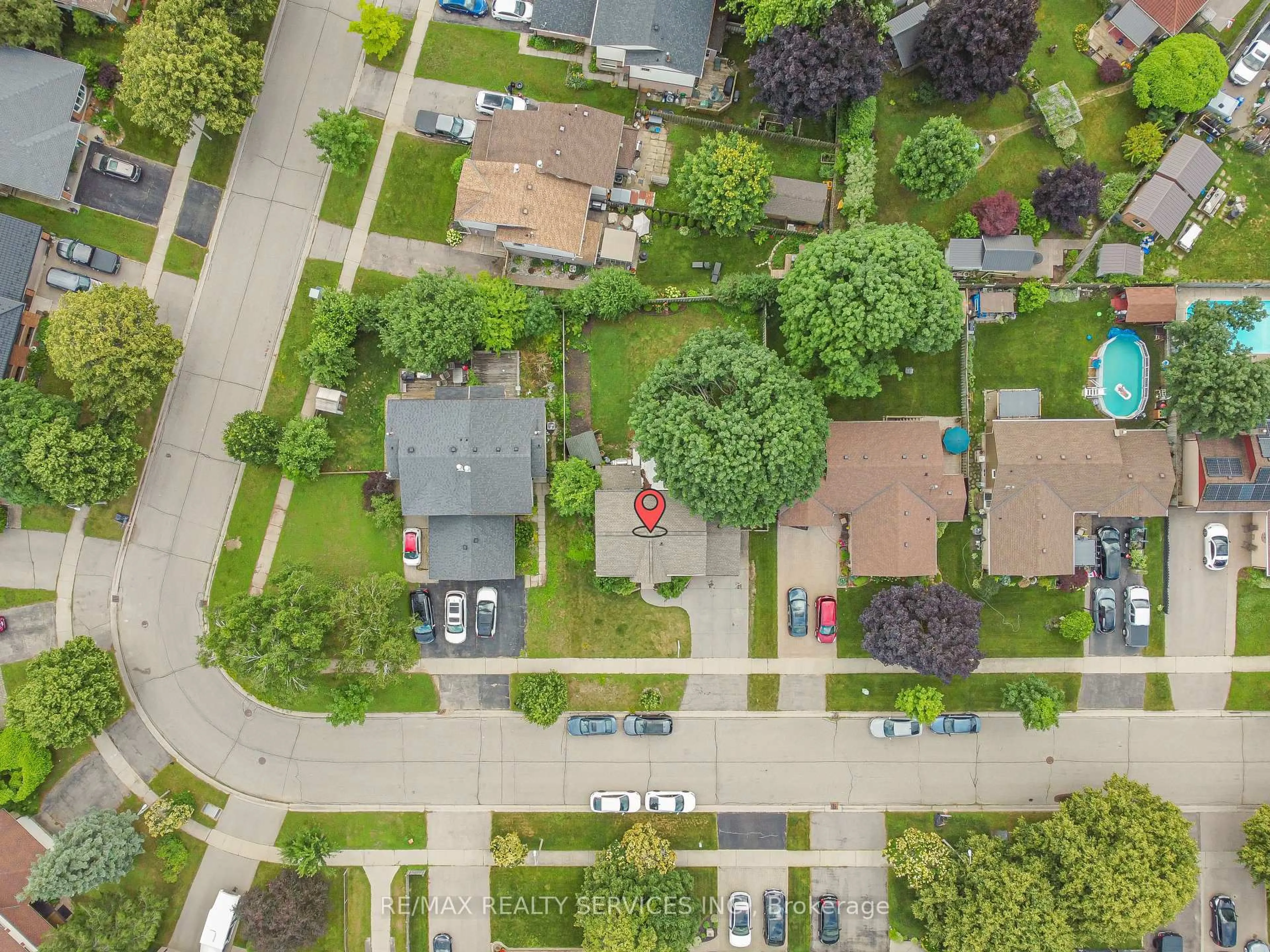 A pic from outside/outdoor area/front of a property/back of a property/a pic from drone, street for 73 Pathfinder Cres, Kitchener Ontario N2P 1S2