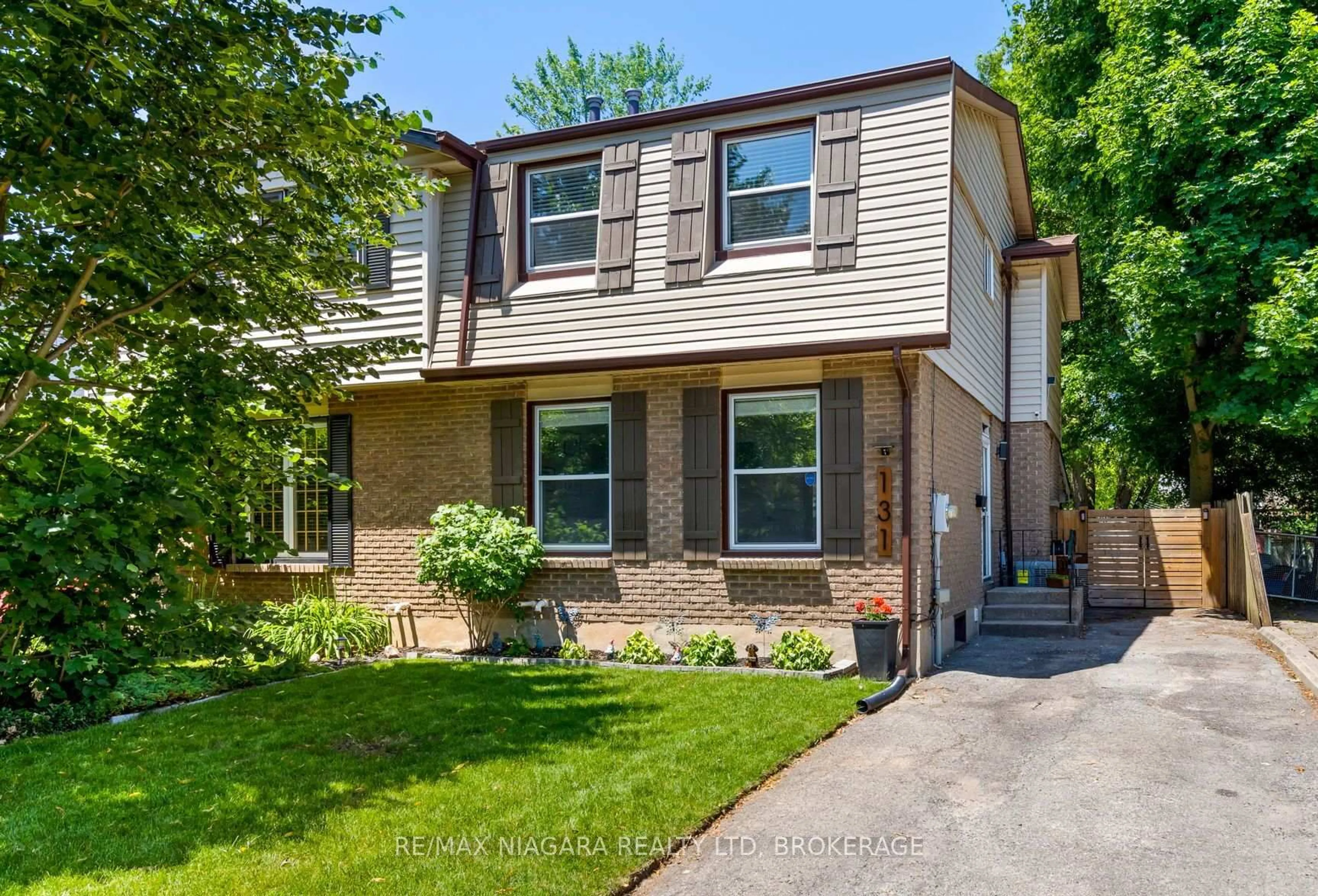 Home with brick exterior material, street for 131 Chapel Hill Cres, Welland Ontario L3C 6G8