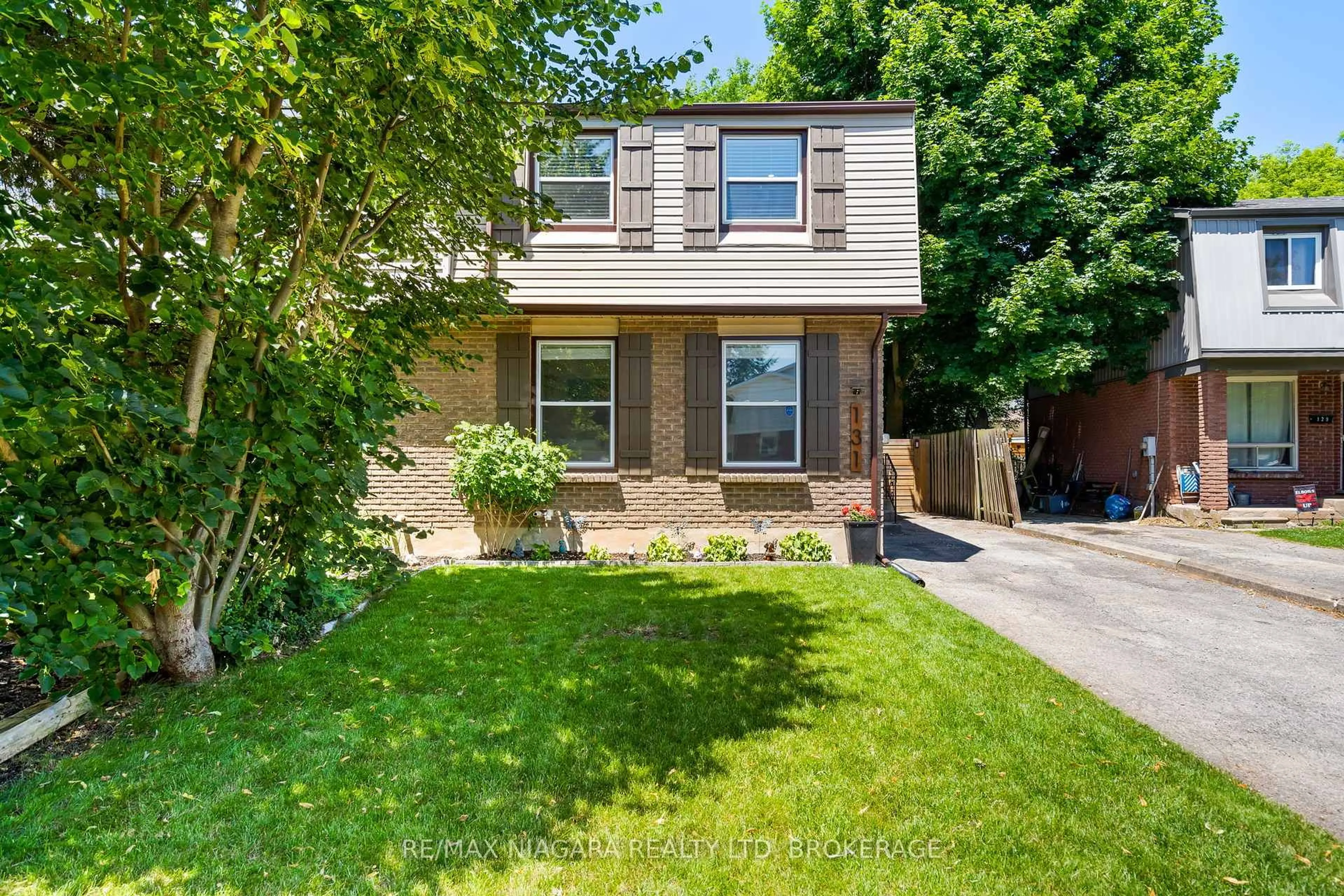 Home with brick exterior material, street for 131 Chapel Hill Cres, Welland Ontario L3C 6G8