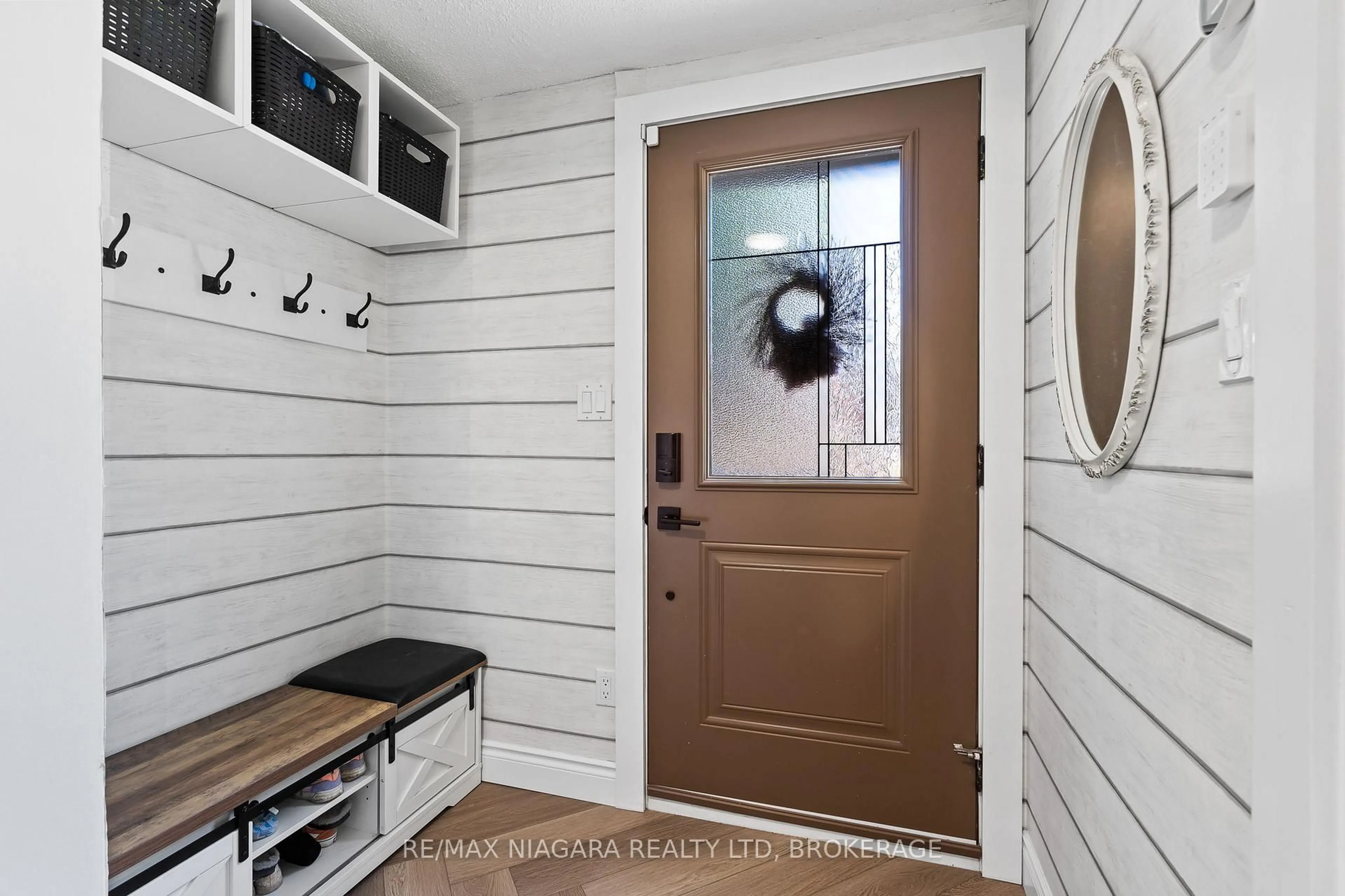 Indoor entryway for 131 Chapel Hill Cres, Welland Ontario L3C 6G8