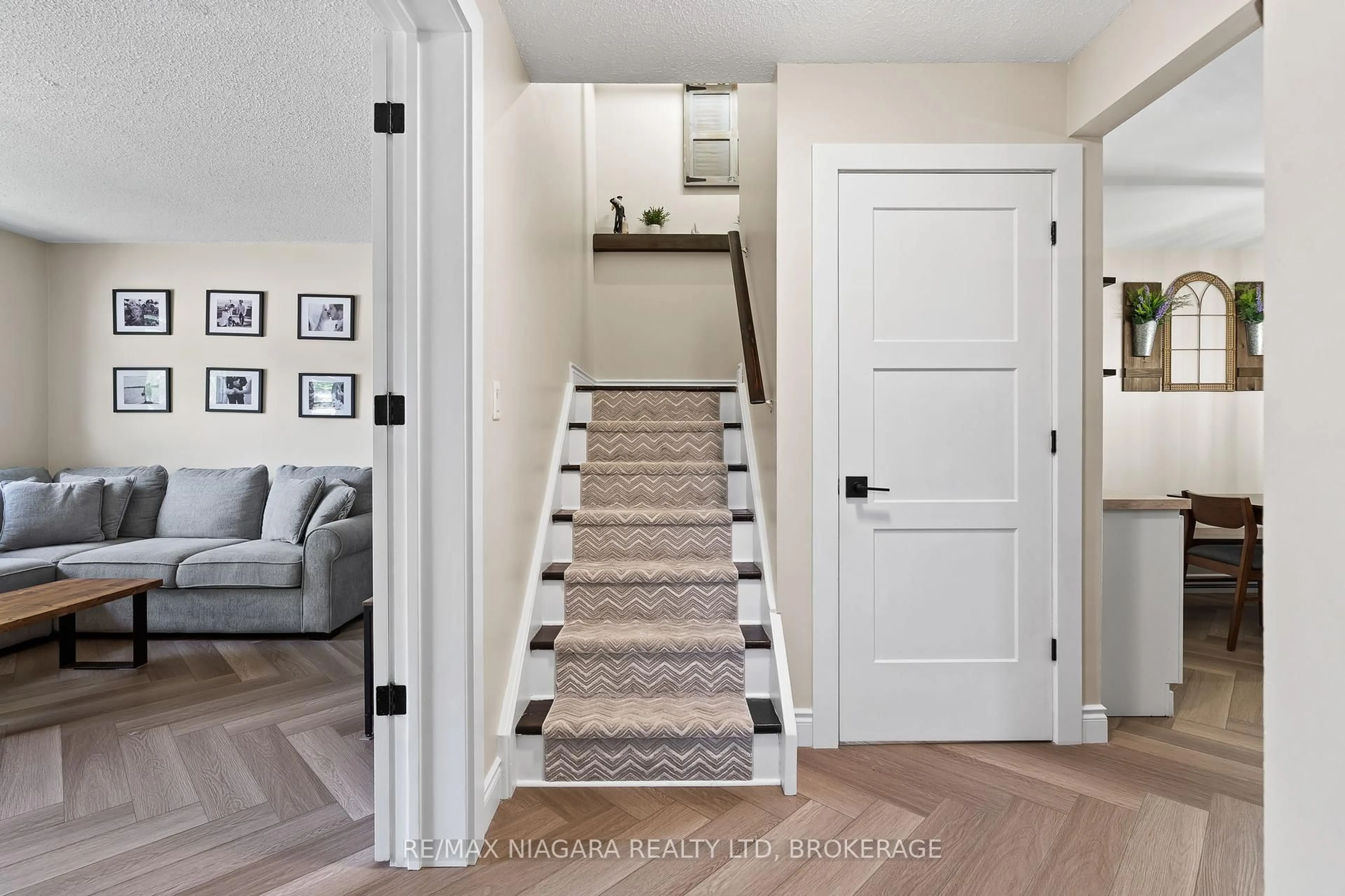 Indoor entryway for 131 Chapel Hill Cres, Welland Ontario L3C 6G8