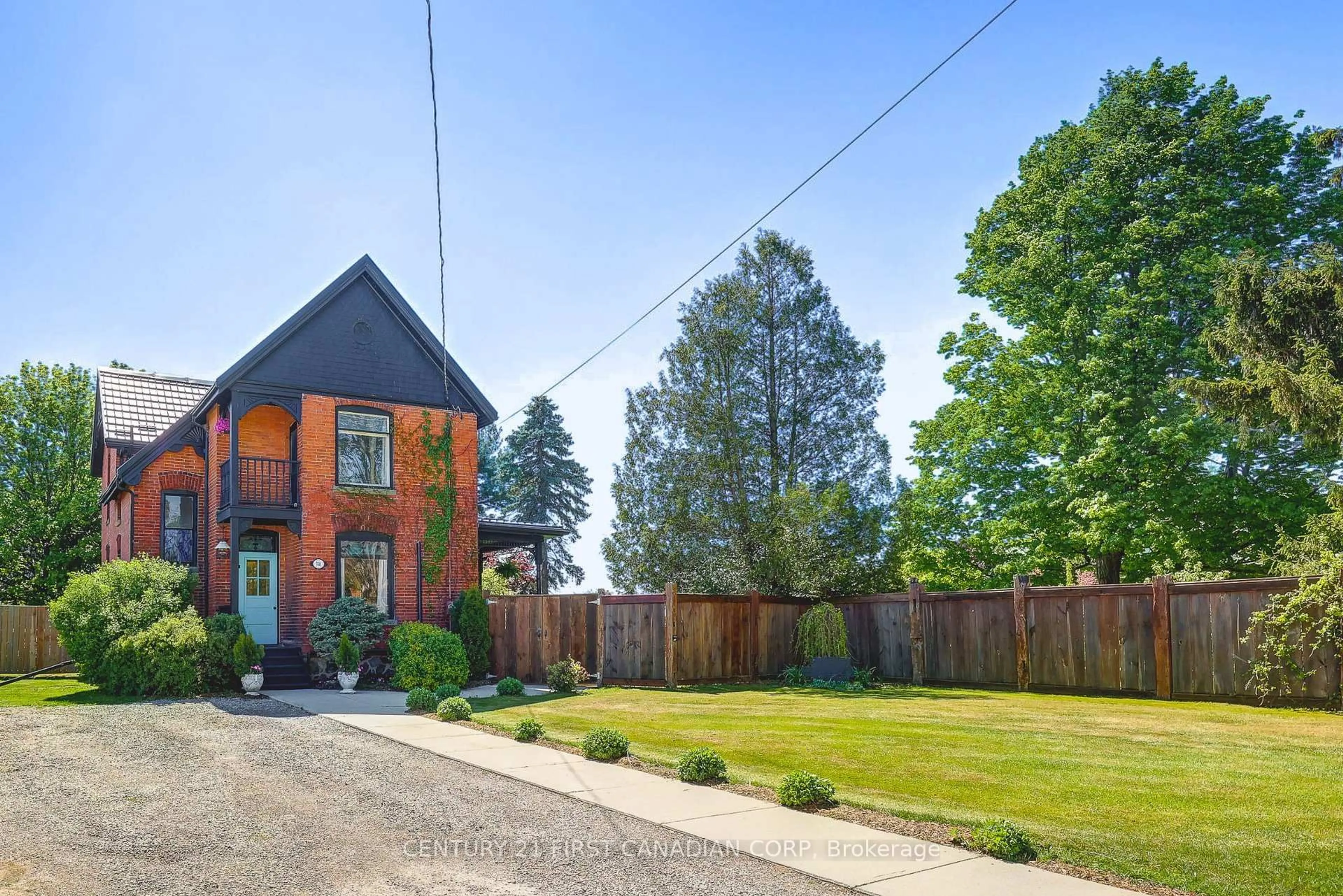 A pic from outside/outdoor area/front of a property/back of a property/a pic from drone, street for 136 King St, Chatham-Kent Ontario N0P 1T0