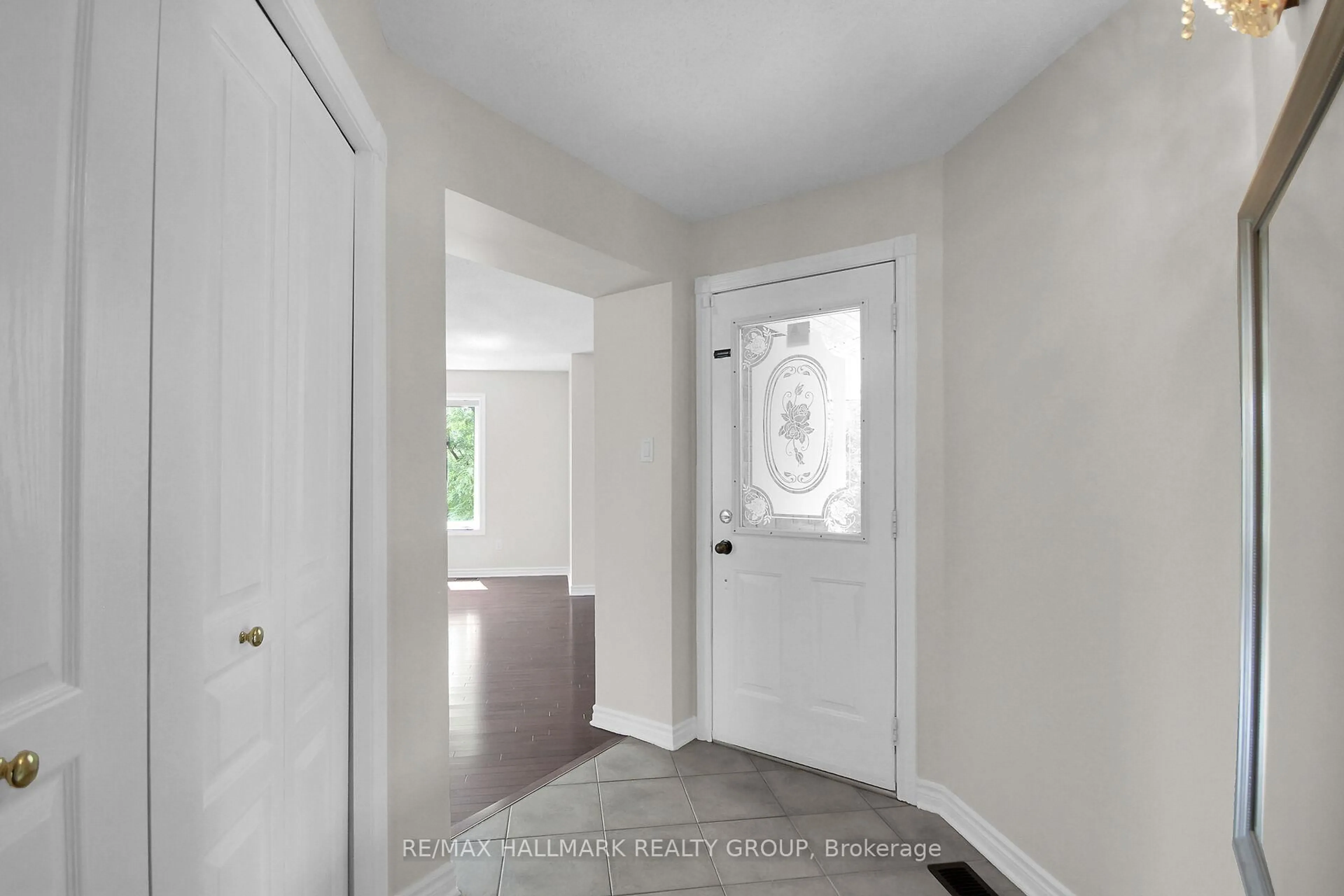 Indoor entryway for 20 Edenvale Dr #5, Ottawa Ontario K2K 3L4