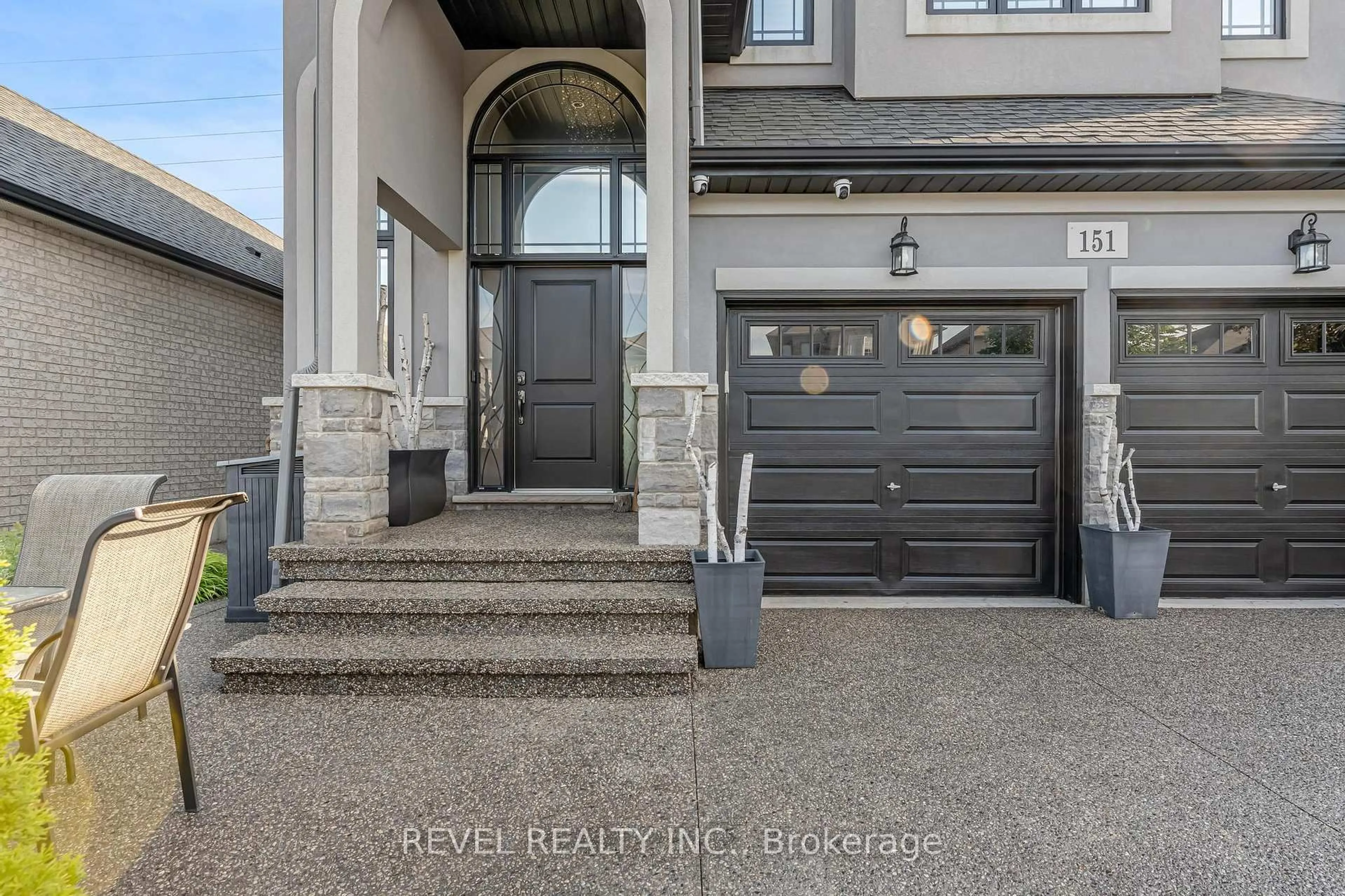 Indoor entryway for 151 Greti Dr, Hamilton Ontario L9B 0H4