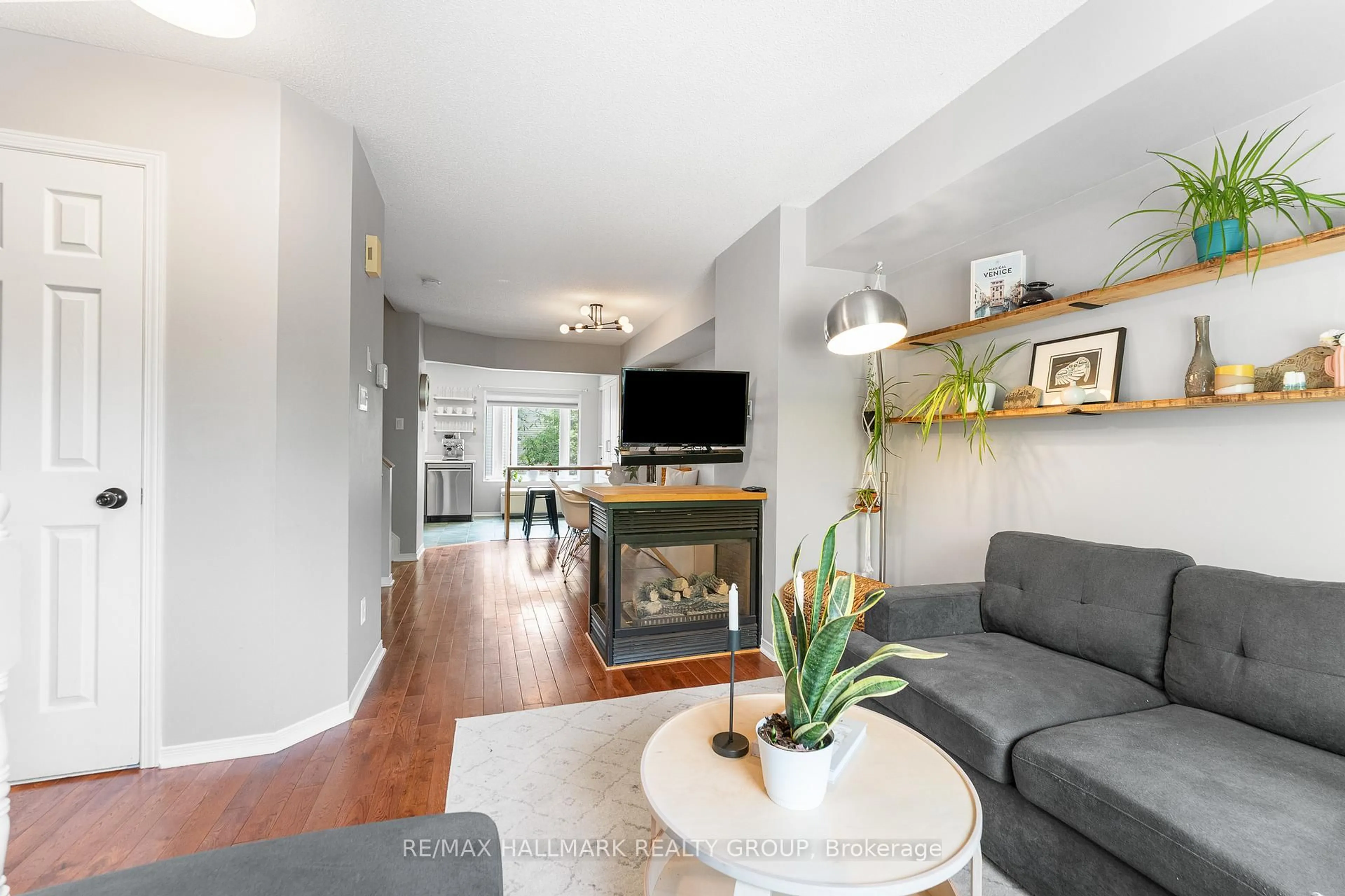 Living room with furniture, unknown for 42 Hintonburg Pl, Ottawa Ontario K1Y 4W6