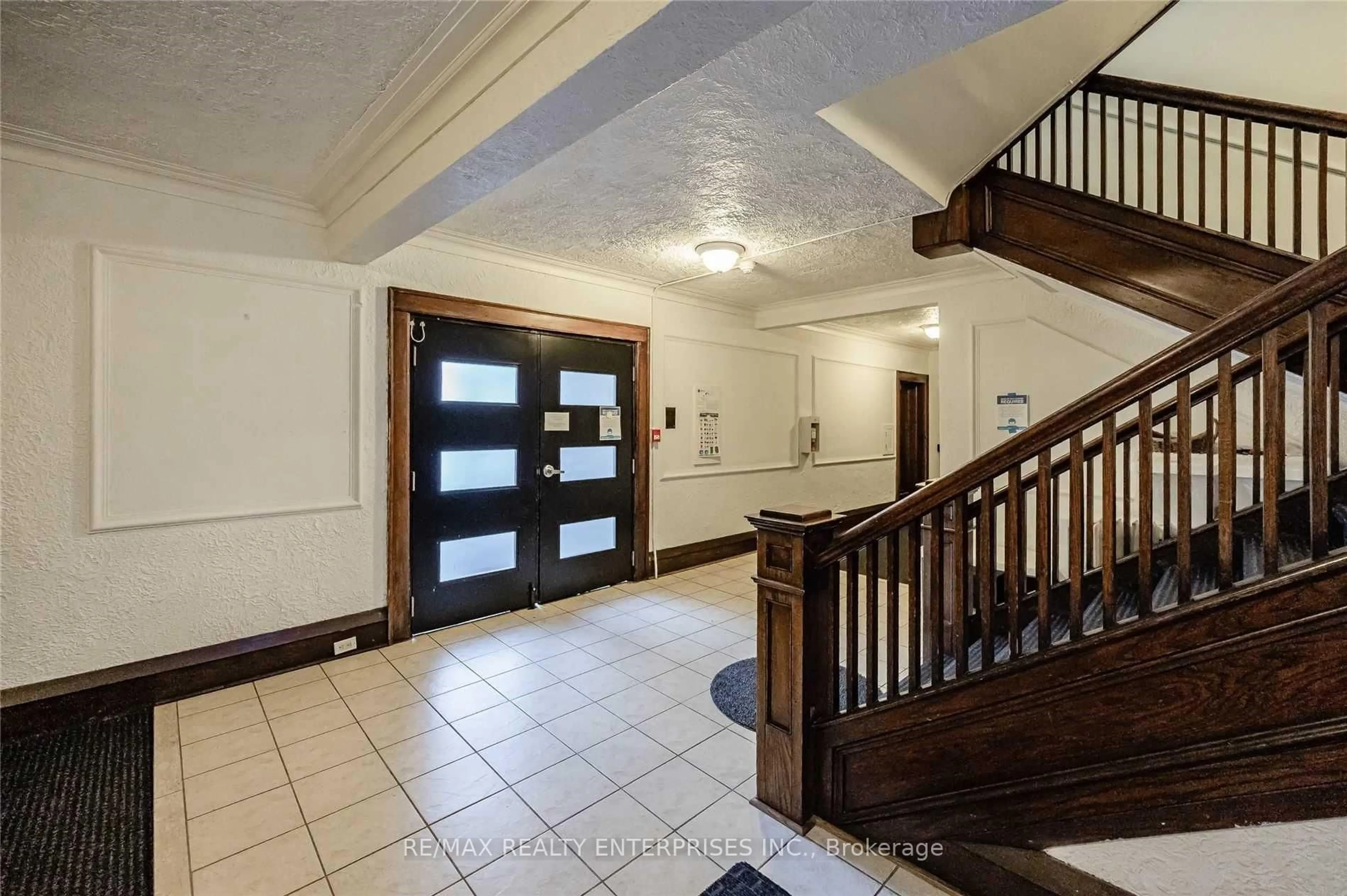 Indoor foyer for 285 King St #6, Hamilton Ontario L8P 1B2