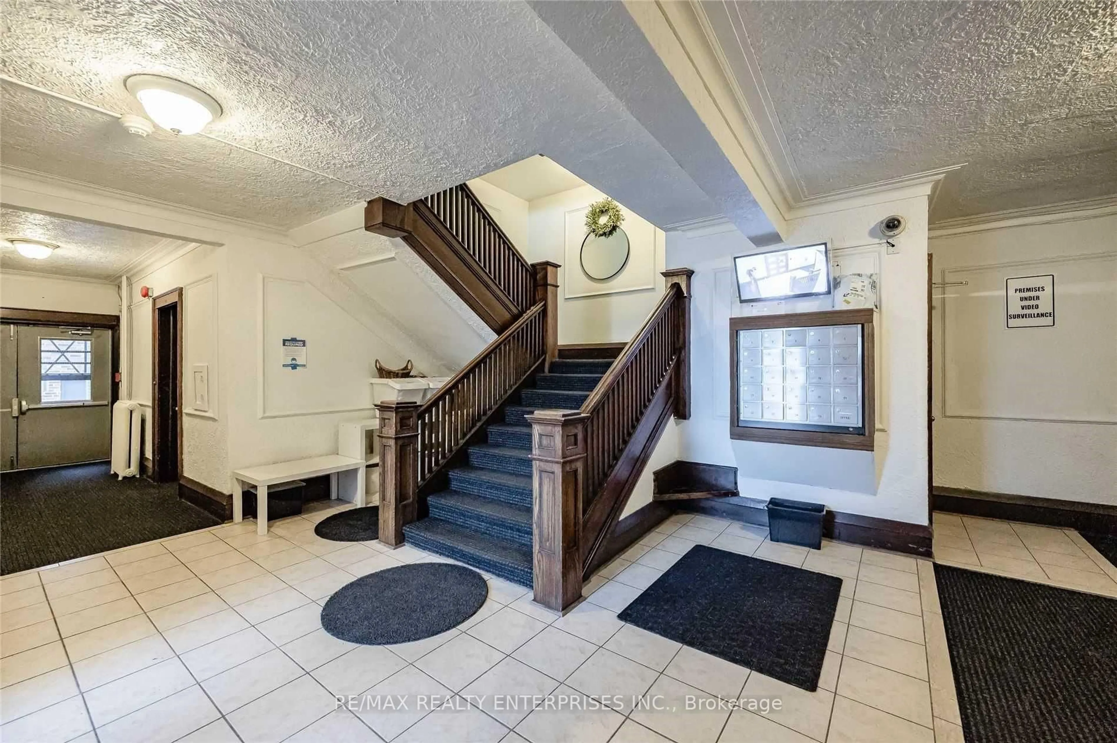 Indoor foyer for 285 King St #6, Hamilton Ontario L8P 1B2
