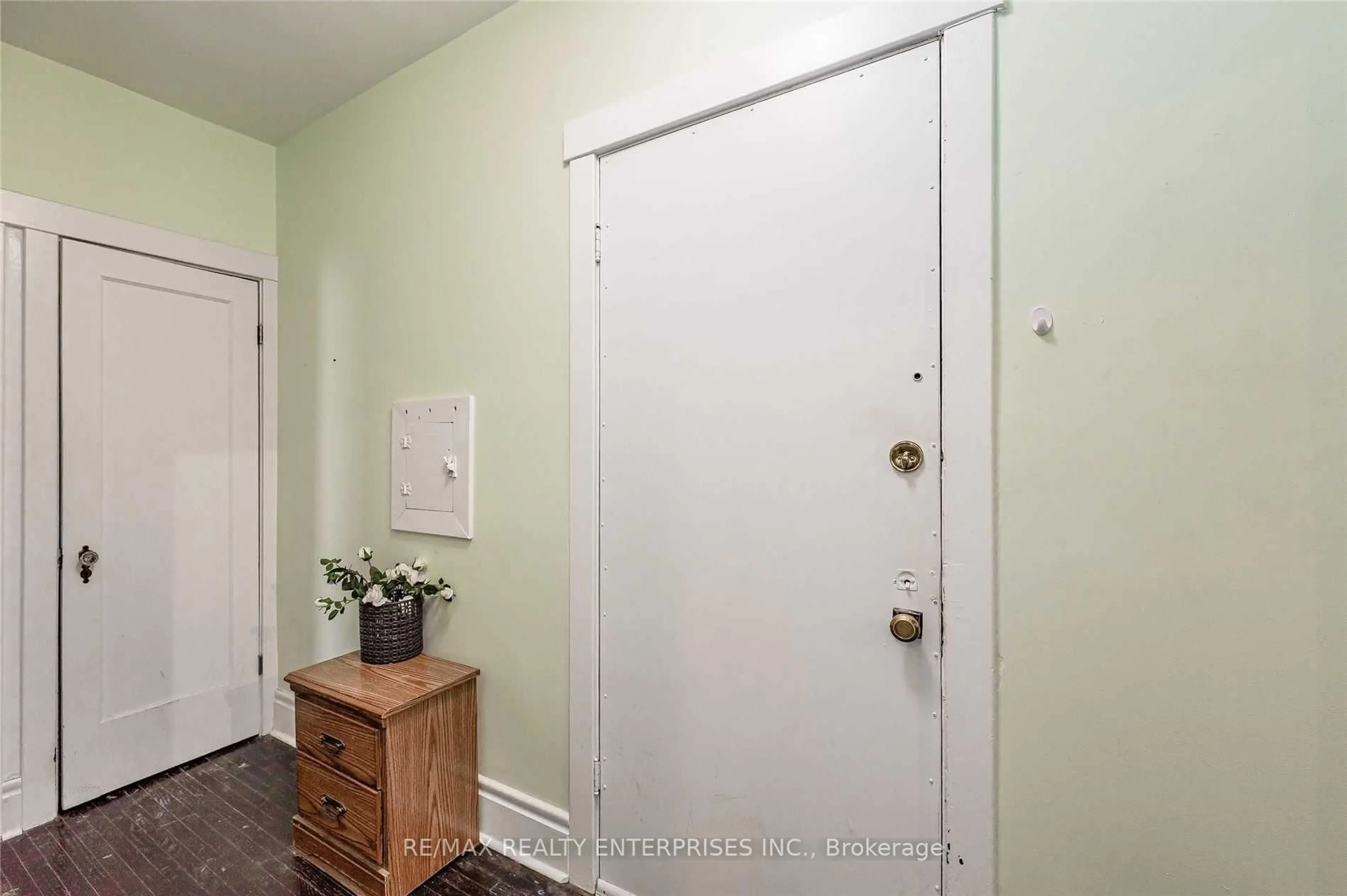 Indoor entryway for 285 King St #6, Hamilton Ontario L8P 1B2