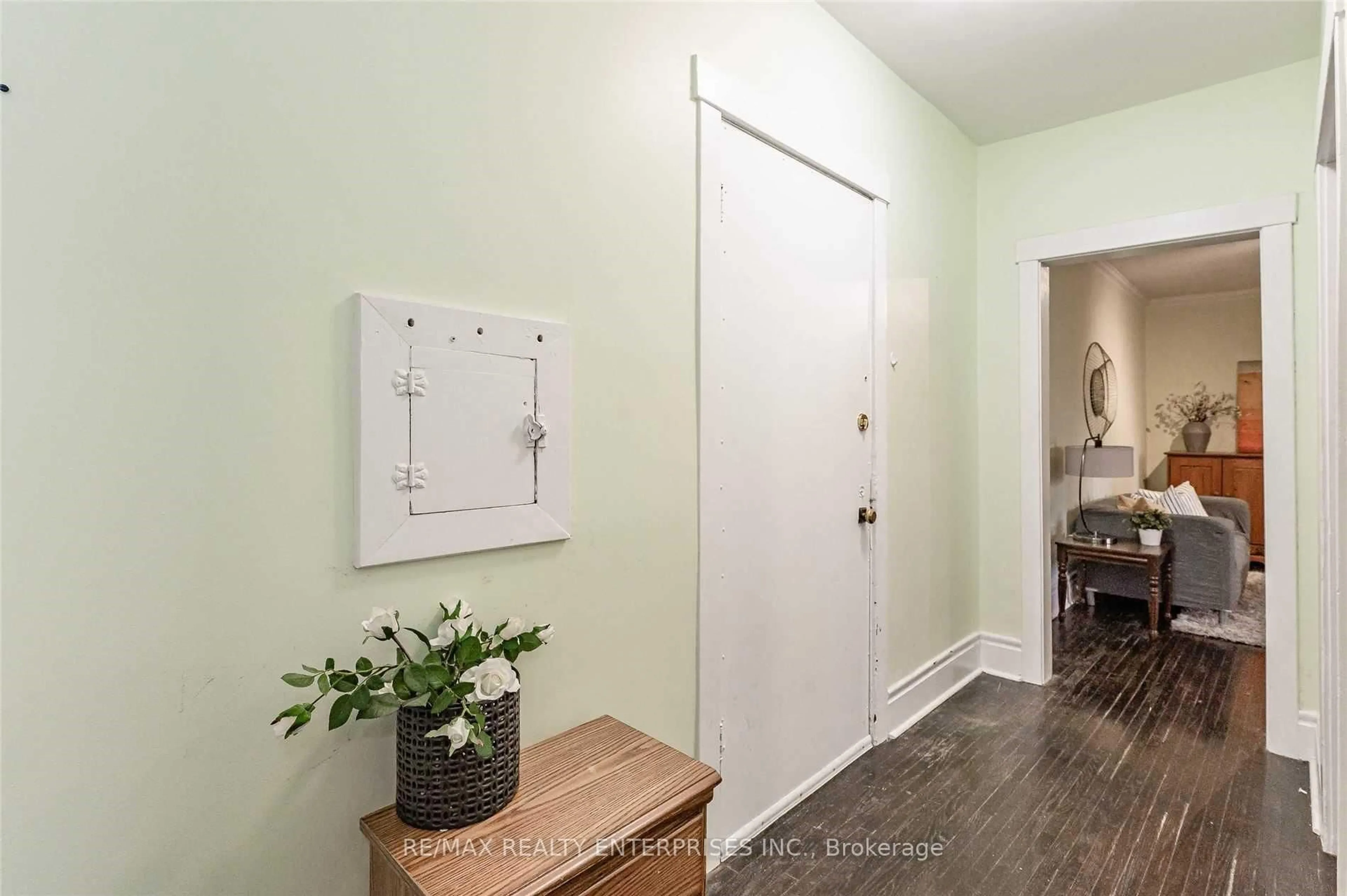 Indoor entryway for 285 King St #6, Hamilton Ontario L8P 1B2