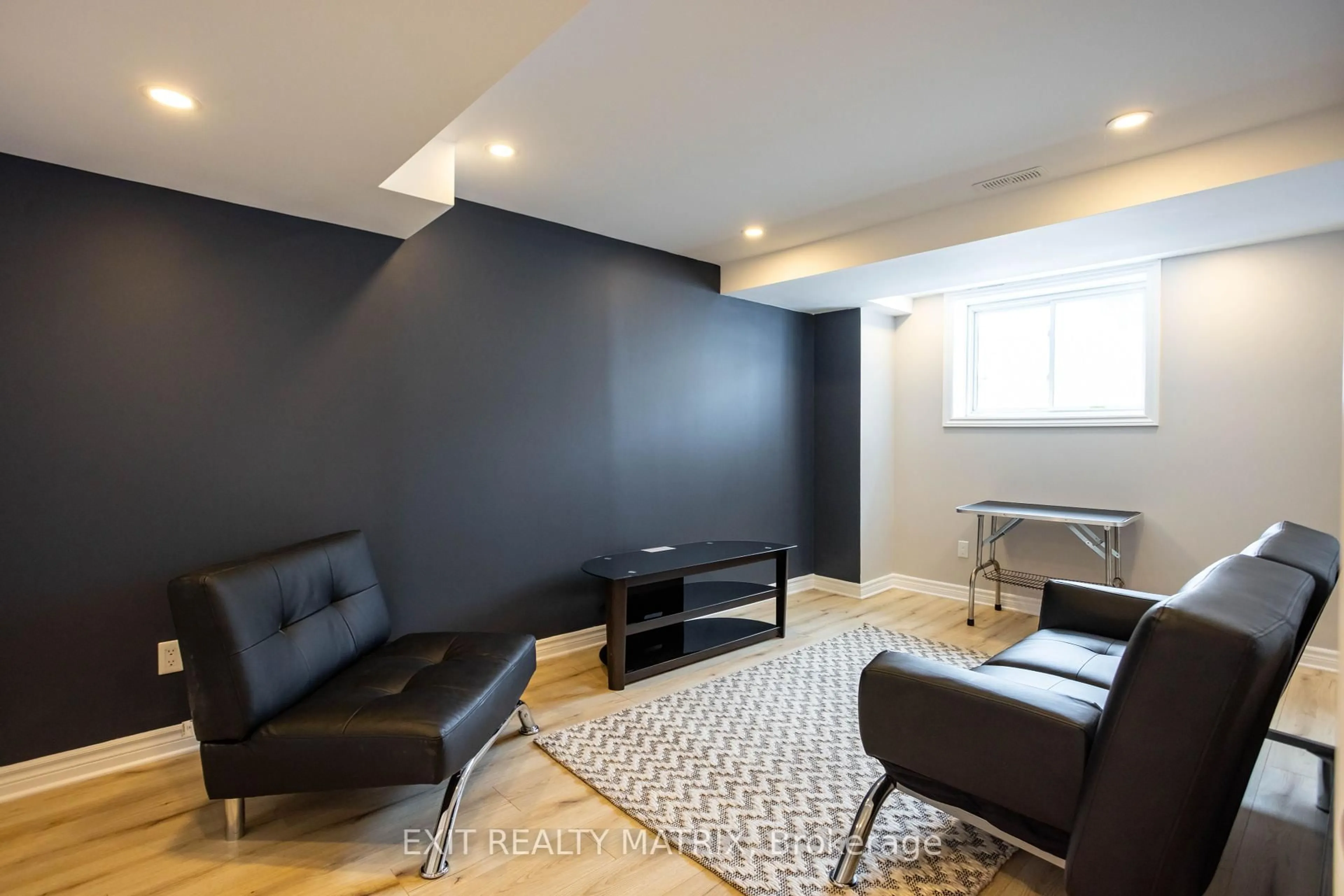 Living room with furniture, unknown for 99 Station Tr, Russell Ontario K4R 0A3