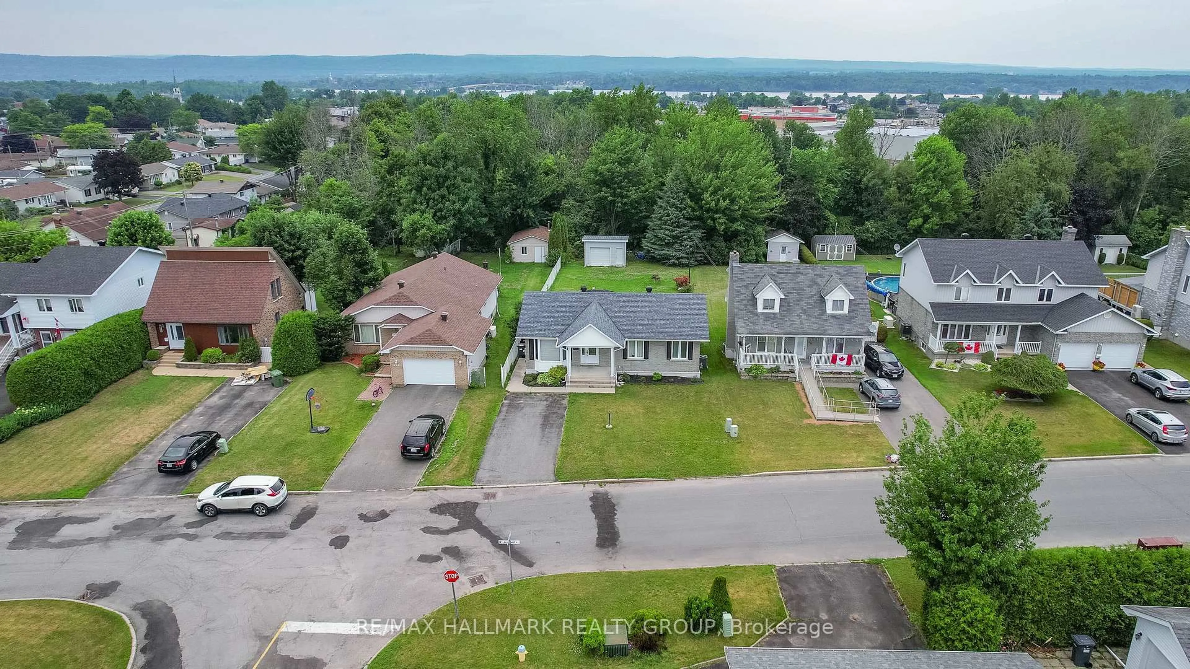 A pic from outside/outdoor area/front of a property/back of a property/a pic from drone, unknown for 440 Albert St, Hawkesbury Ontario K6A 3J9