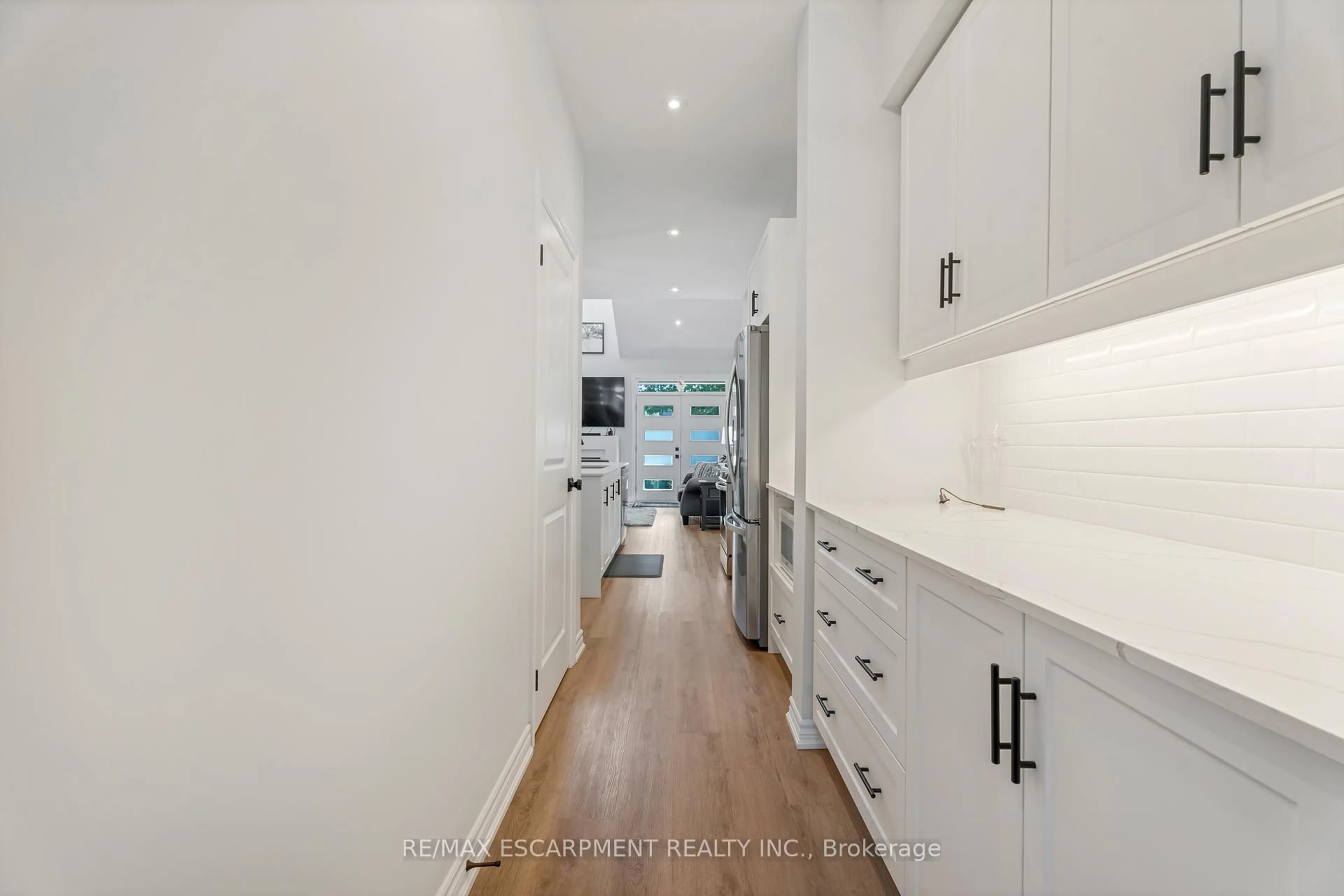 Open concept kitchen, unknown for 19 Welch Lane, Hamilton Ontario L9C 0G1