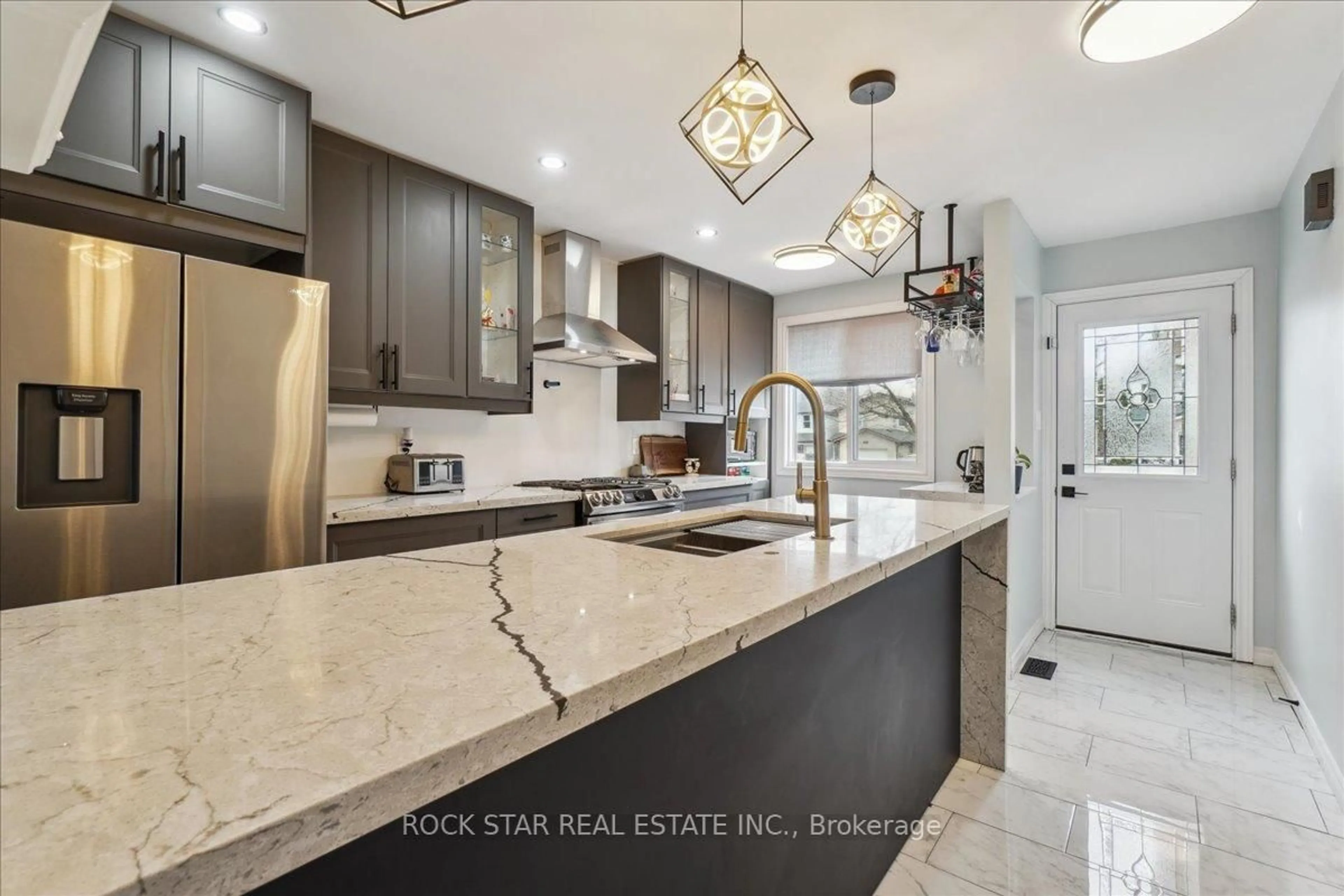 Open concept kitchen, ceramic/tile floor for 141 Ironwood Rd, Guelph Ontario N1G 3P5
