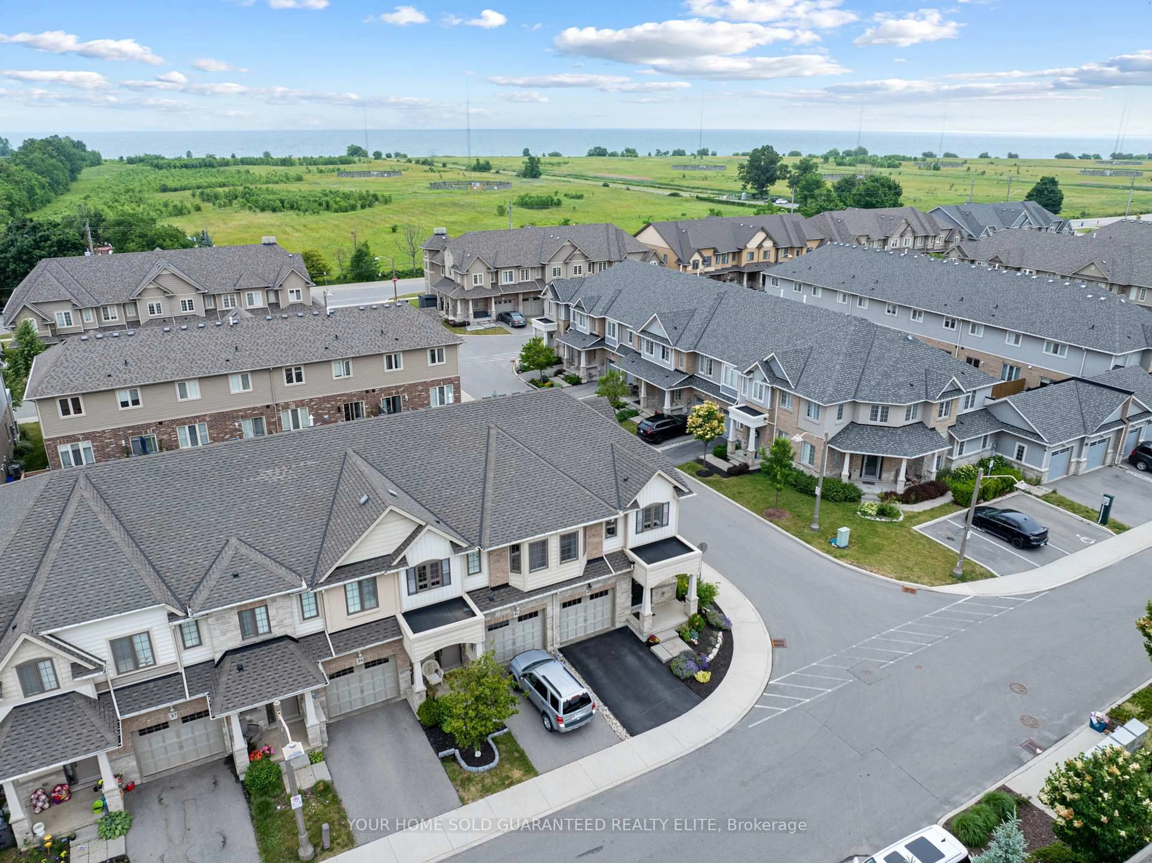 A pic from outside/outdoor area/front of a property/back of a property/a pic from drone, unknown for 43 Dunrobin Lane, Grimsby Ontario L3M 0H4