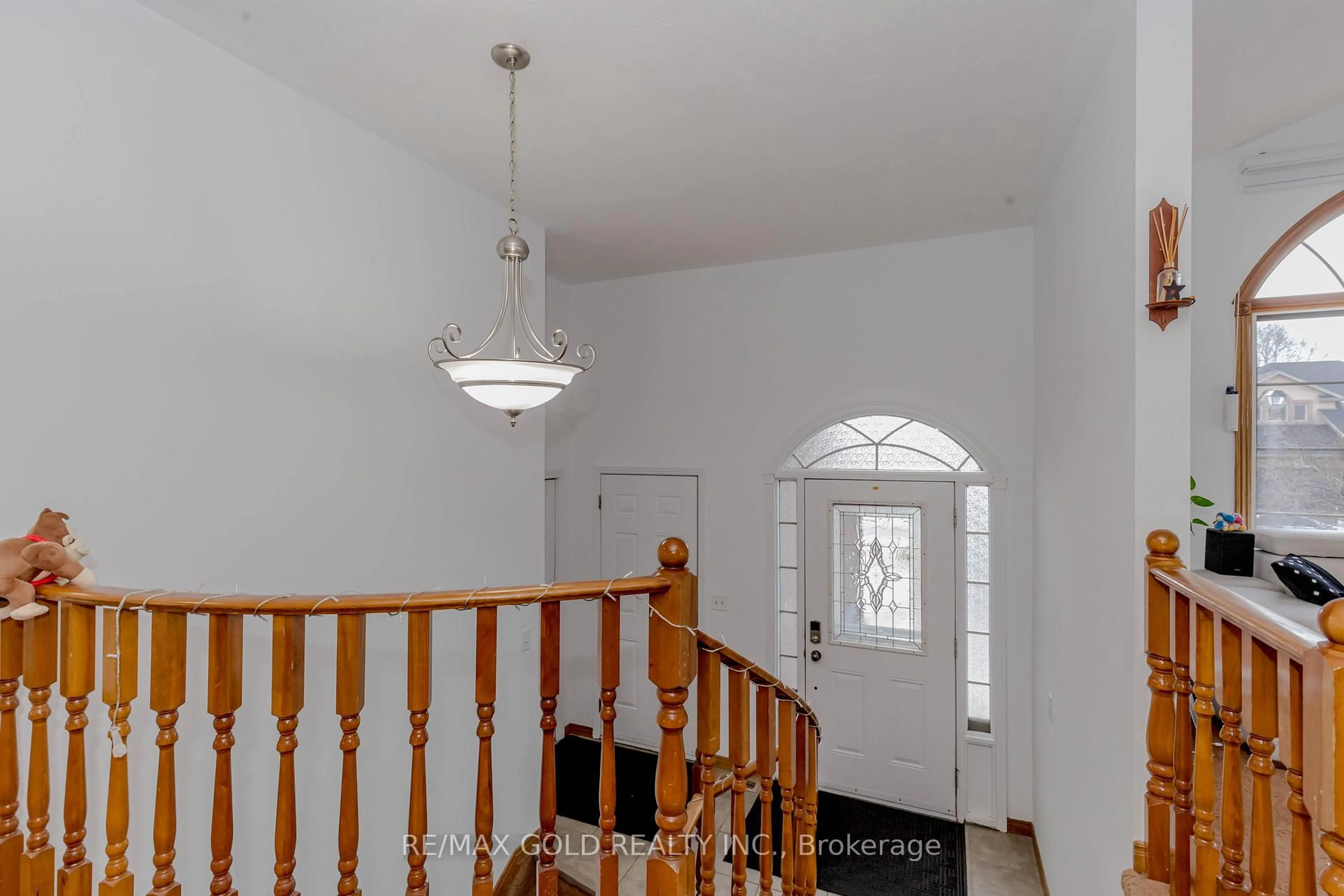 Indoor foyer for 33 Sheppard St, Brantford Ontario N3T 6R2