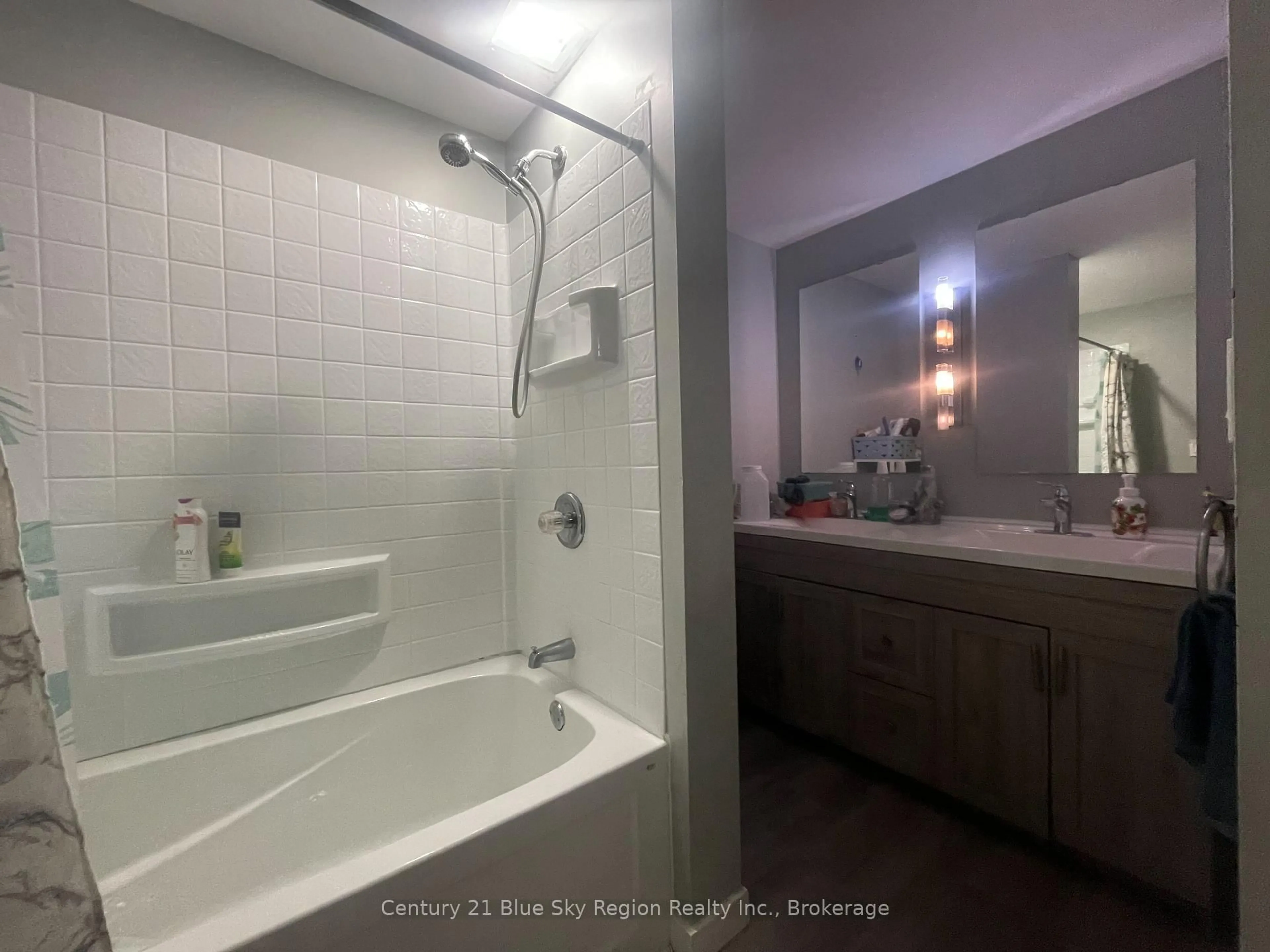 Standard bathroom, ceramic/tile floor for 197 Ottawa St, West Nipissing Ontario P2B 3H6