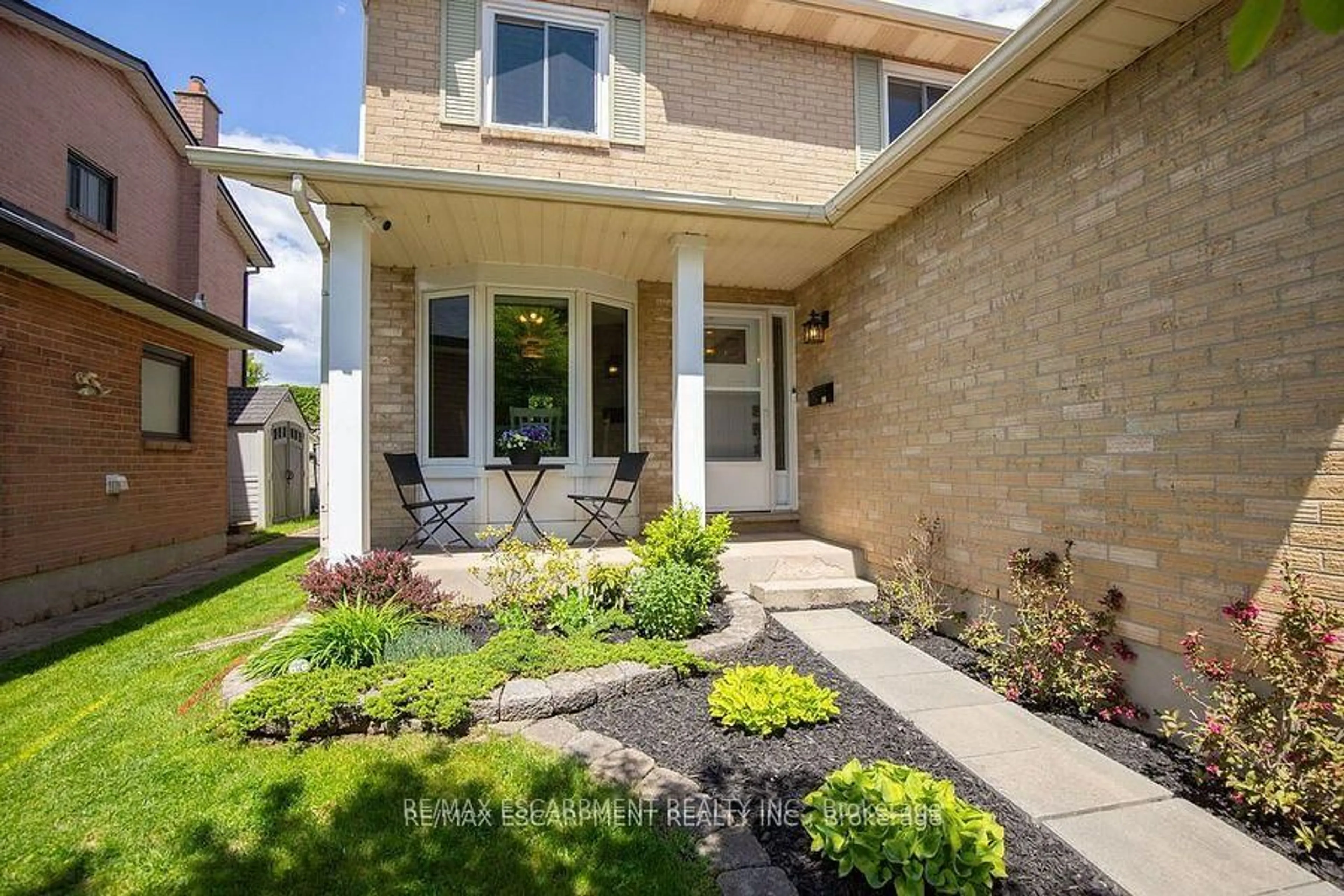 Home with brick exterior material, street for 54 Merritt Cres, Grimsby Ontario L3M 5B7