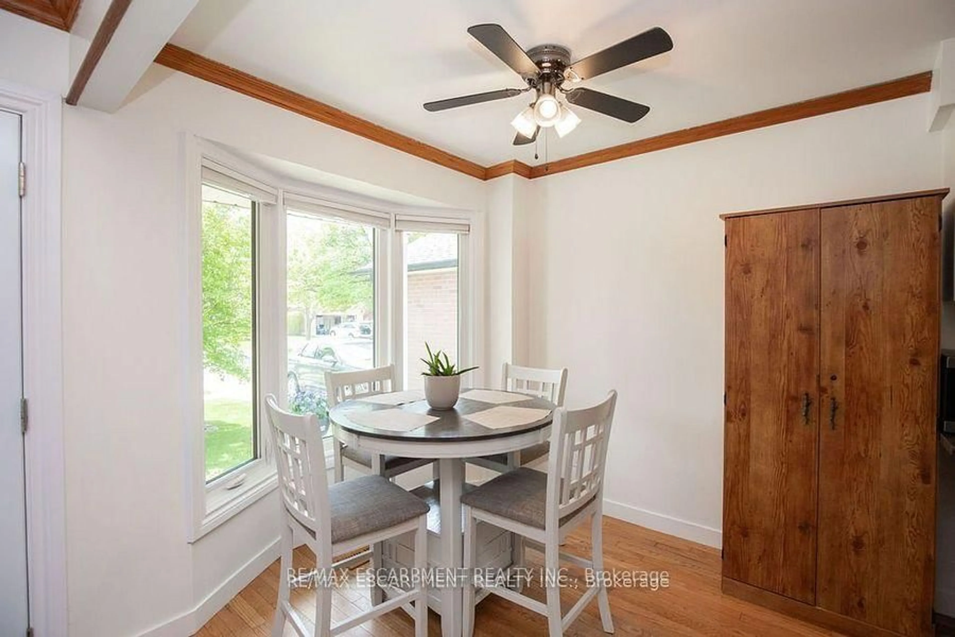 Dining room, wood/laminate floor for 54 Merritt Cres, Grimsby Ontario L3M 5B7