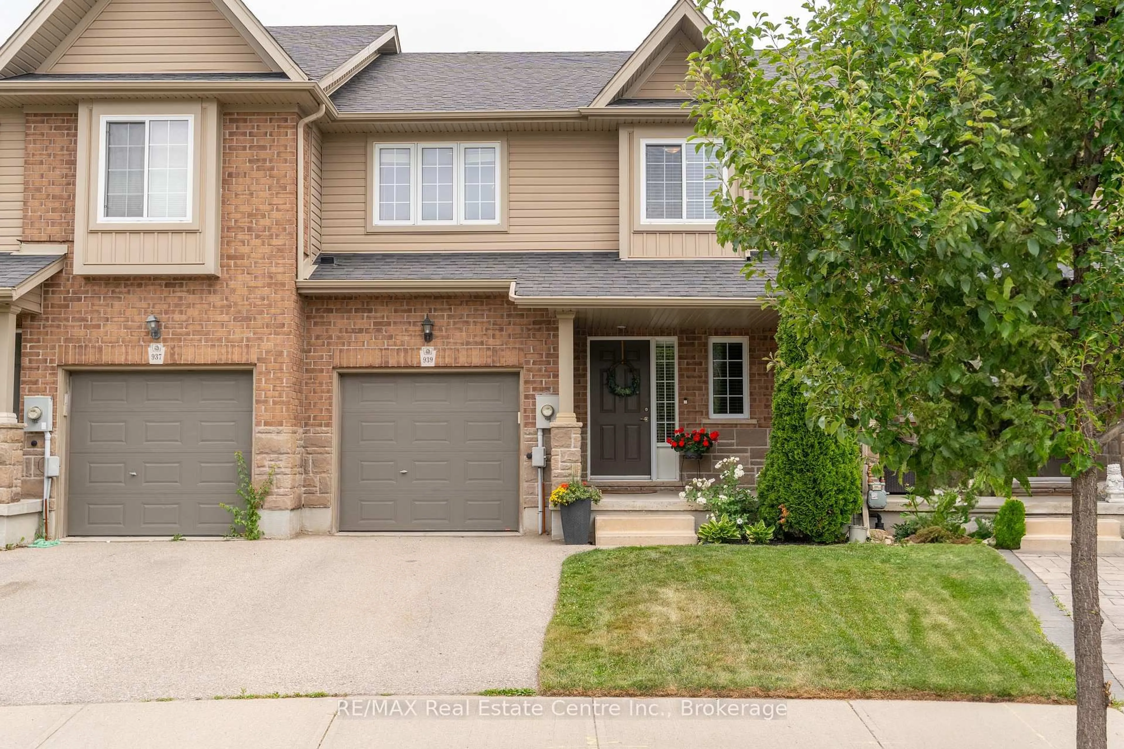 Home with brick exterior material, street for 939 Zeller Cres, Kitchener Ontario N2A 0C7
