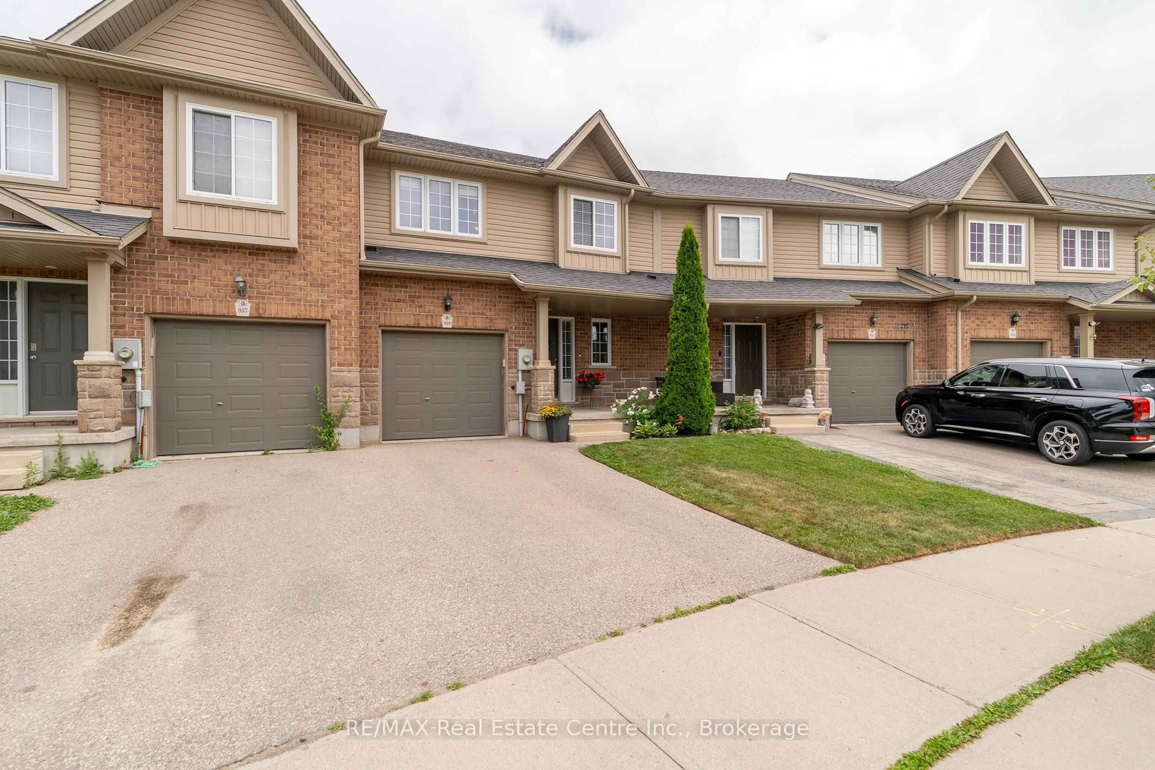 Home with brick exterior material, street for 939 Zeller Cres, Kitchener Ontario N2A 0C7