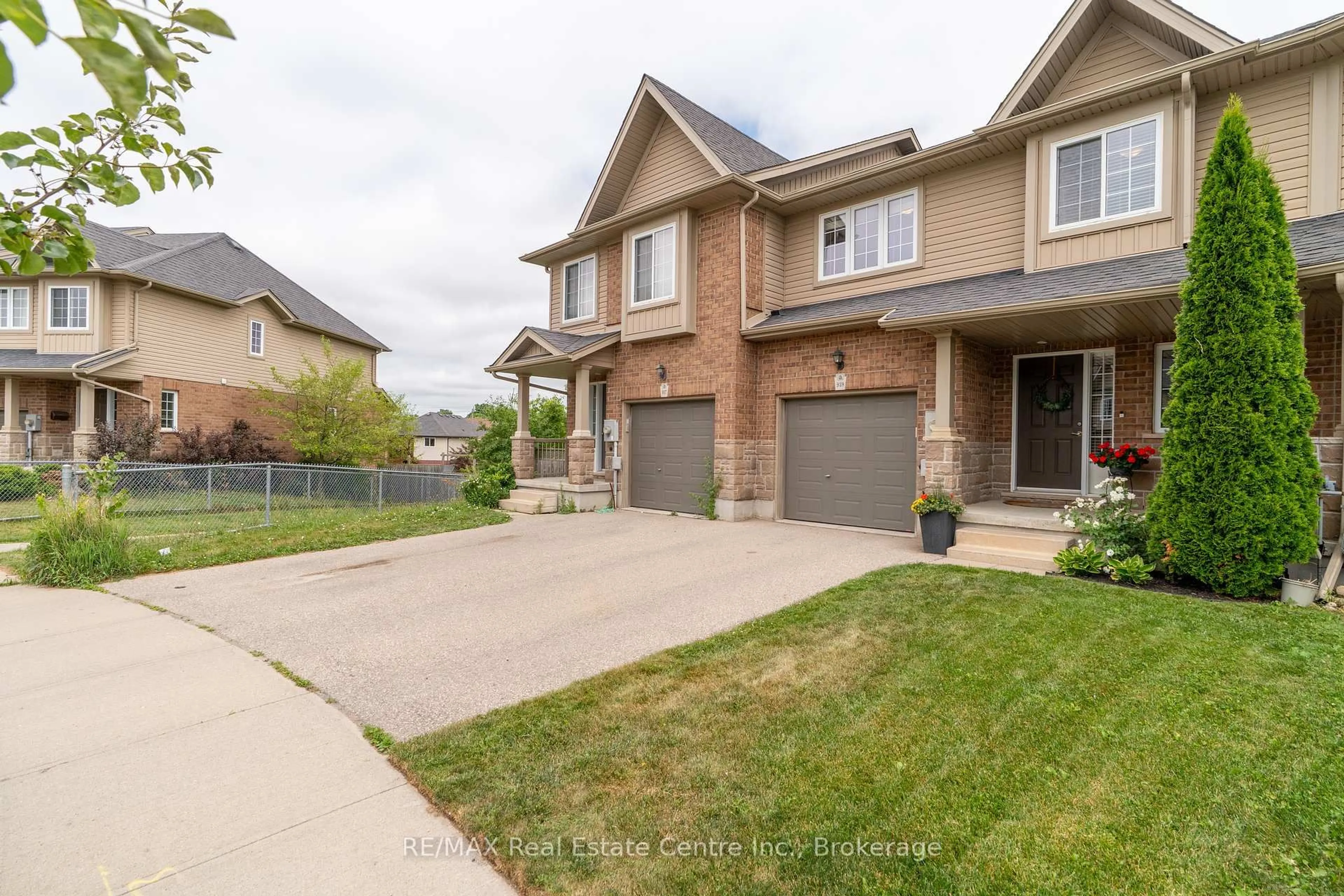 Home with brick exterior material, street for 939 Zeller Cres, Kitchener Ontario N2A 0C7