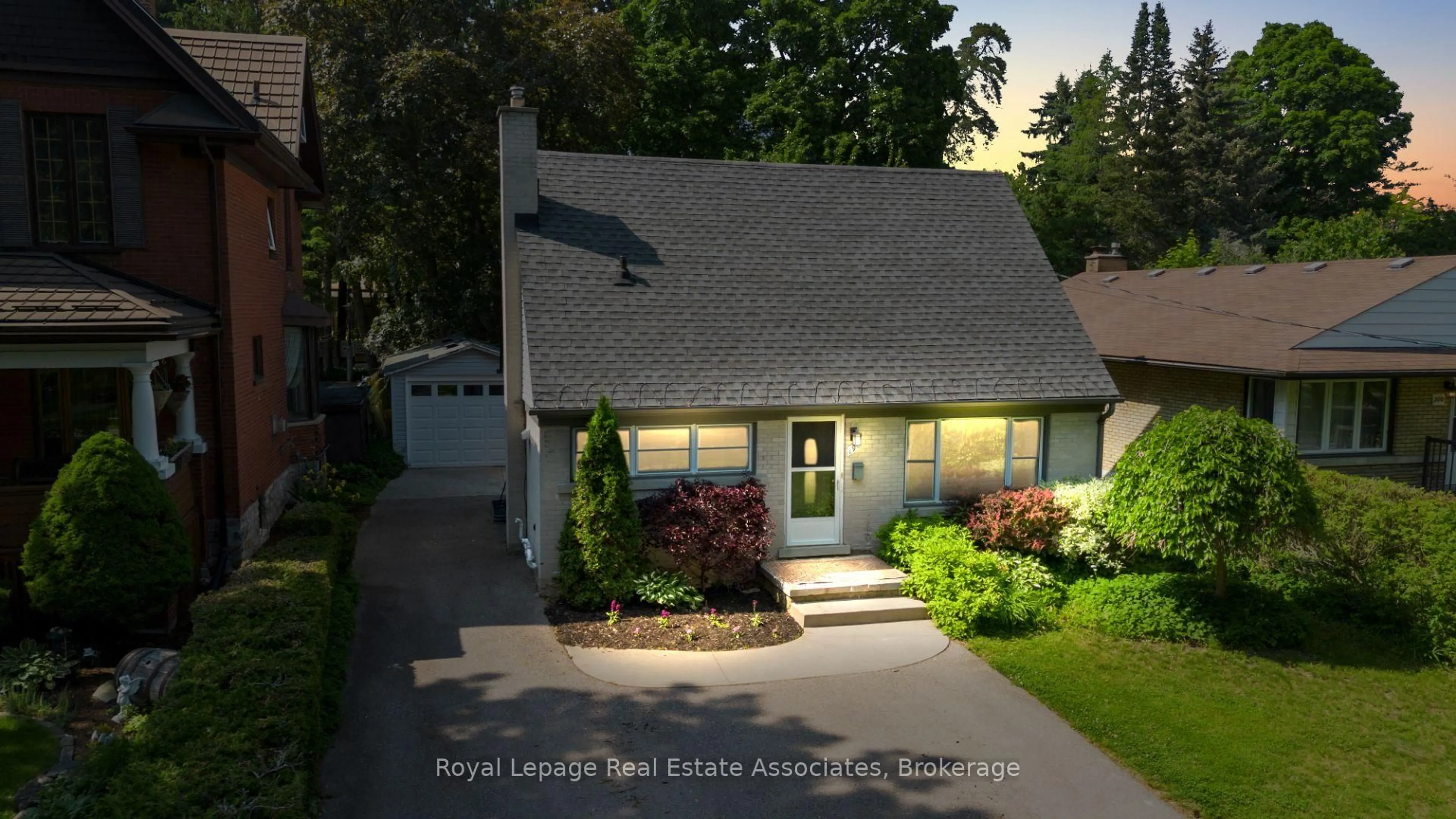 A pic from outside/outdoor area/front of a property/back of a property/a pic from drone, street for 196 Sheldon Ave, Kitchener Ontario N2H 3M8