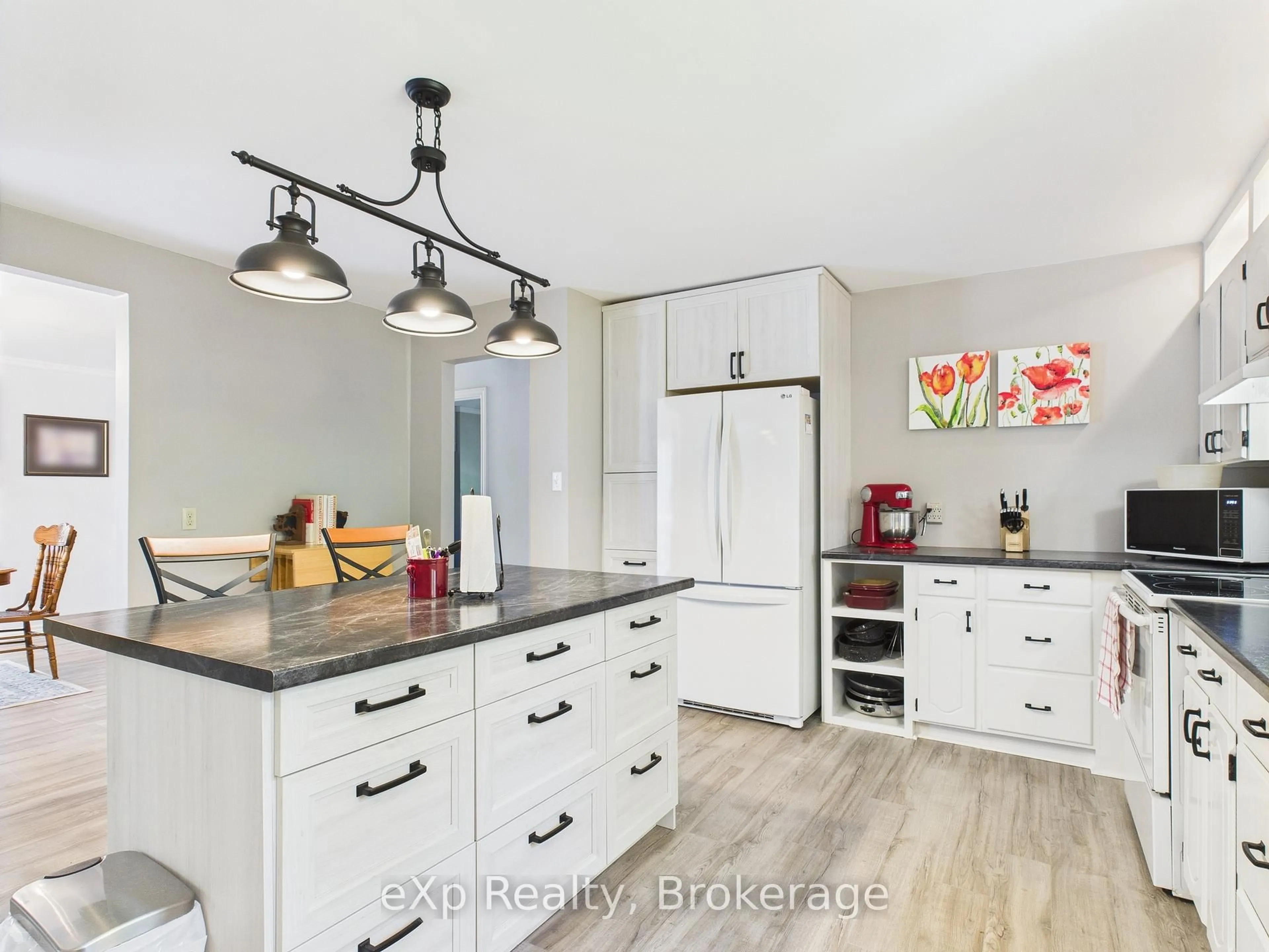 Contemporary kitchen, unknown for 105 Menomini Rd, Huron-Kinloss Ontario N2Z 2X3