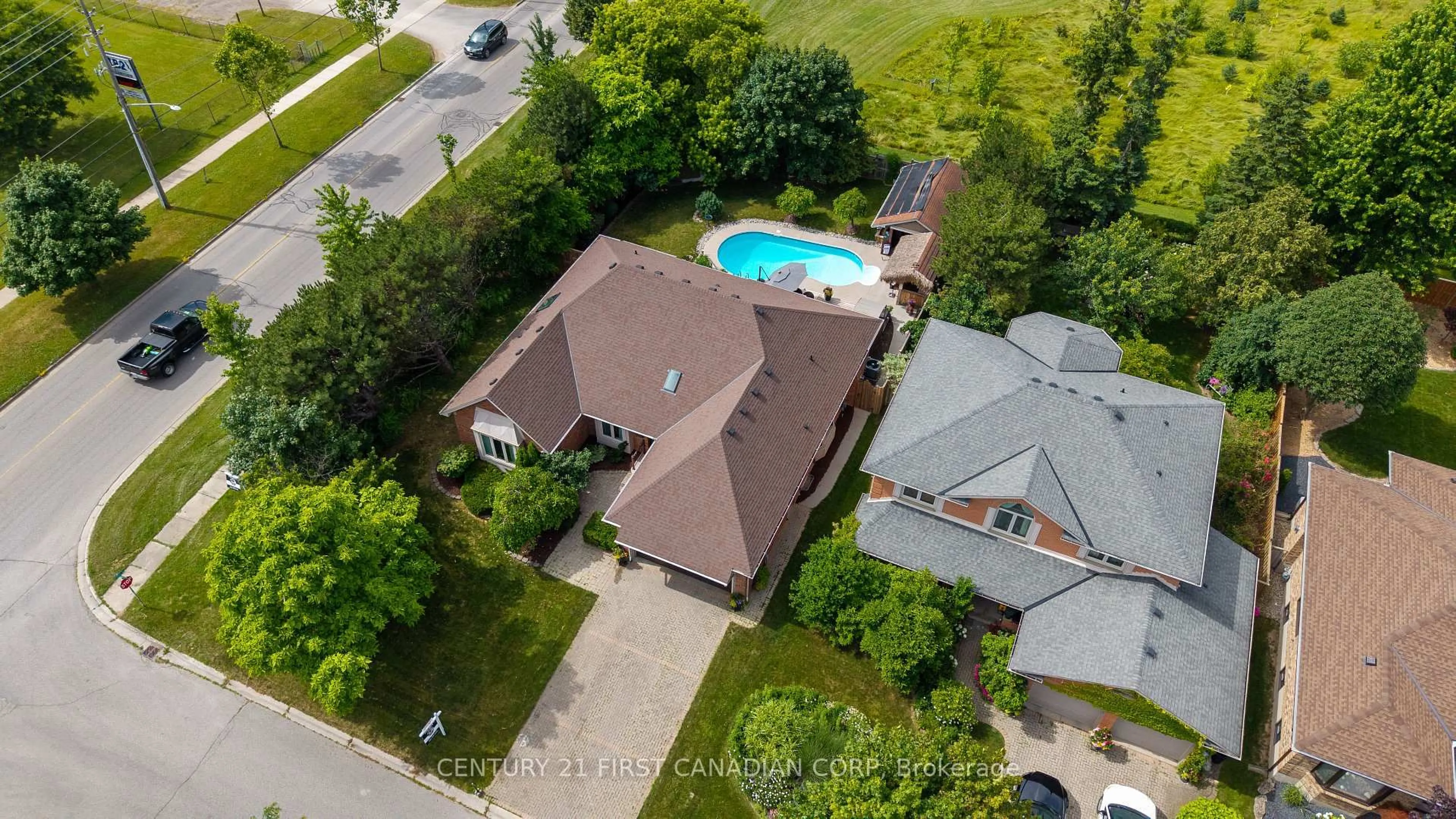 A pic from outside/outdoor area/front of a property/back of a property/a pic from drone, street for 2 Longview Crt, London South Ontario N6K 4J1