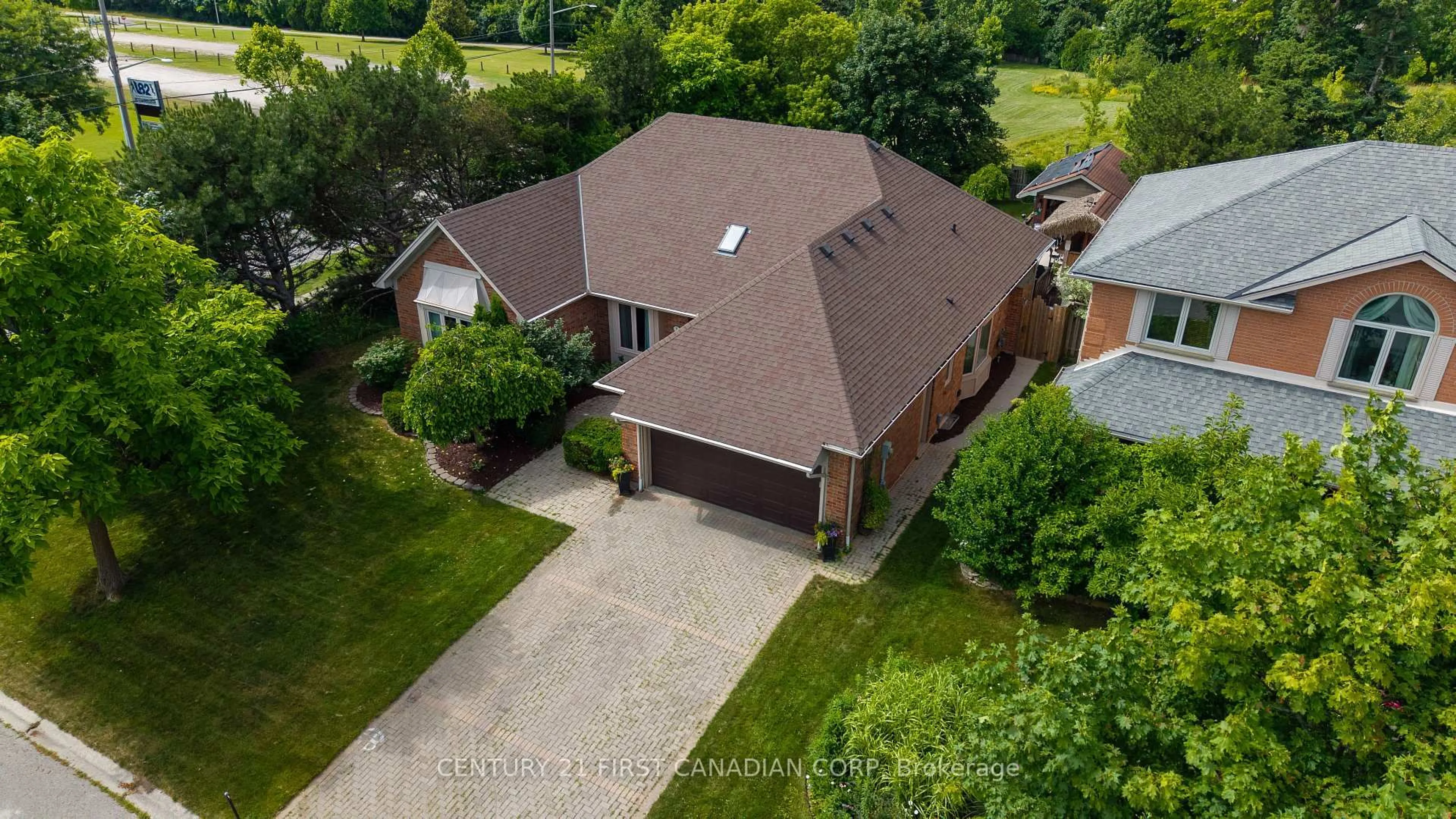 A pic from outside/outdoor area/front of a property/back of a property/a pic from drone, street for 2 Longview Crt, London South Ontario N6K 4J1