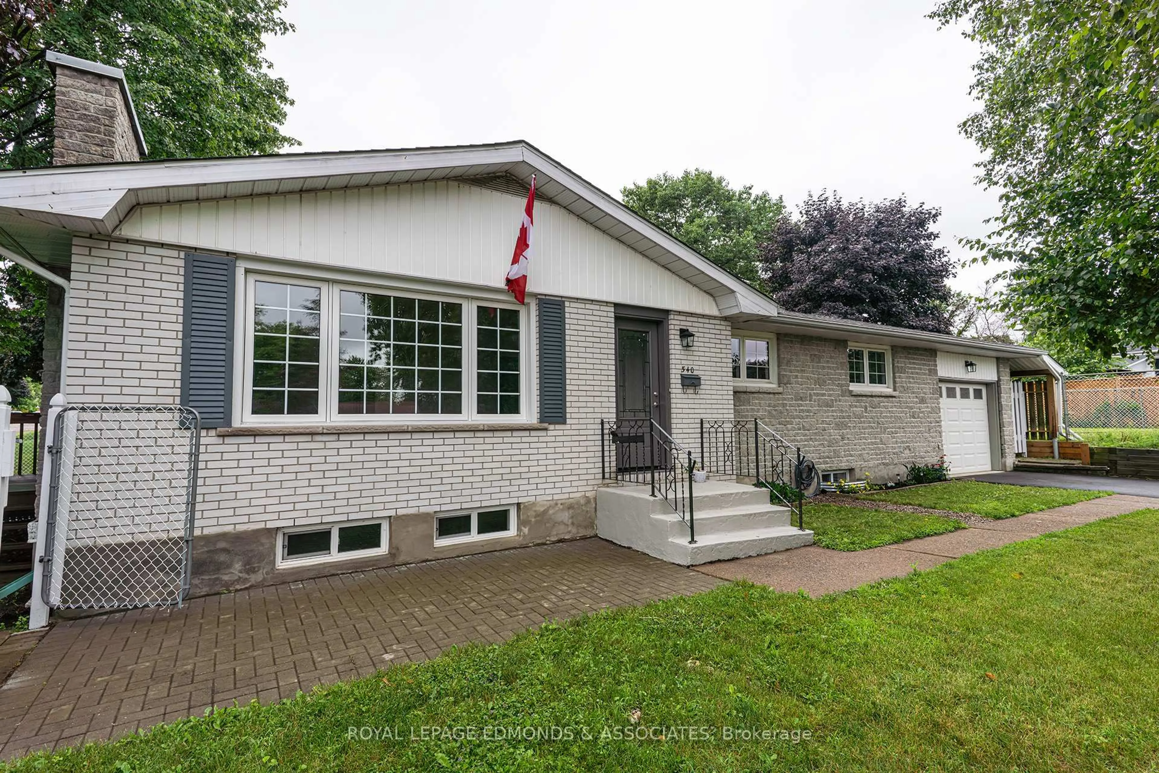 Home with vinyl exterior material, street for 540 Esther St, Pembroke Ontario K8A 3E9