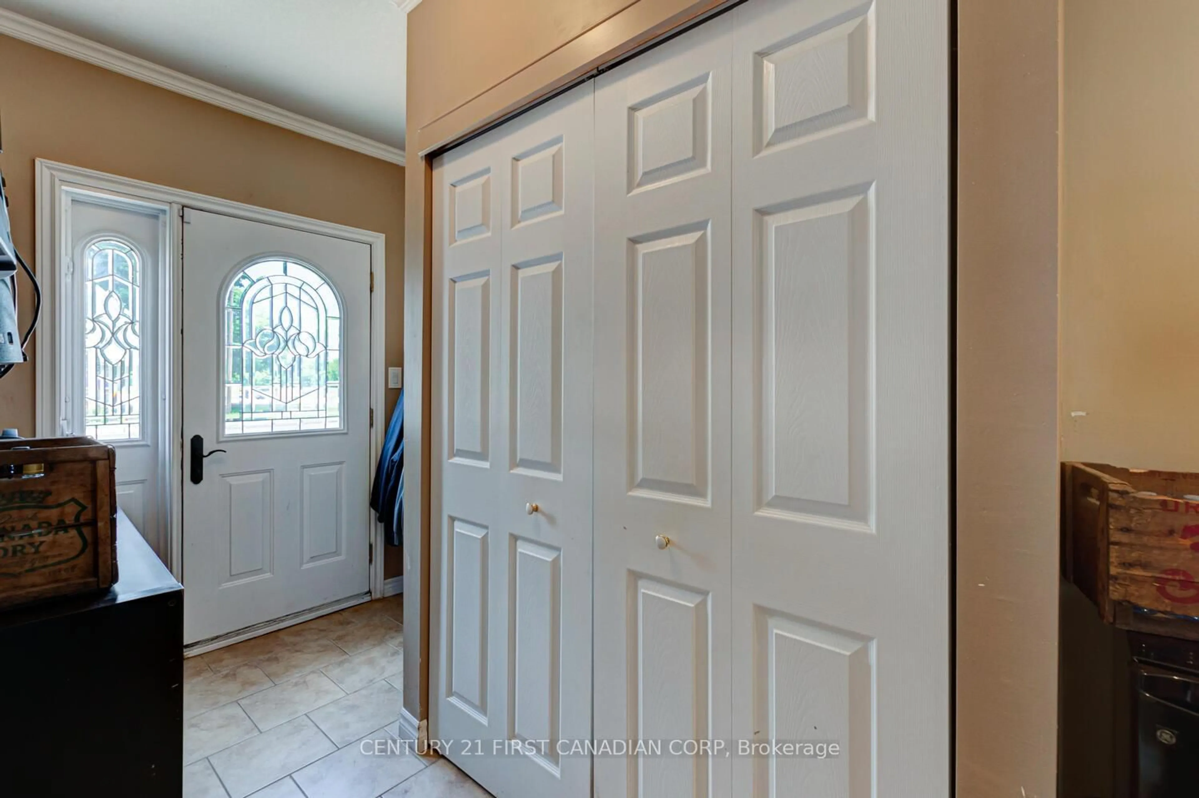 Indoor entryway for 4 ADELAIDE St, London South Ontario N5Z 3J8