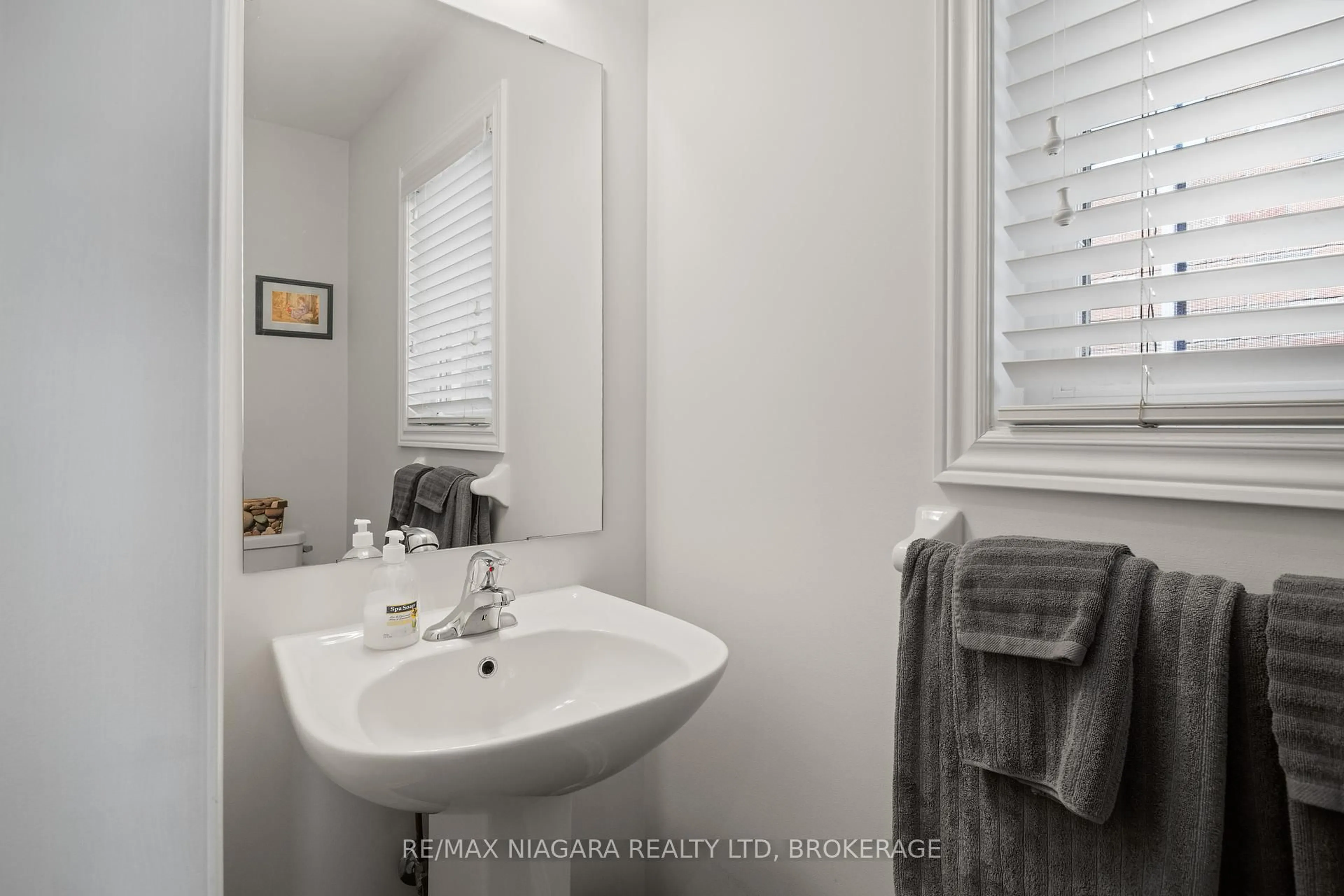 Standard bathroom, ceramic/tile floor for 8809 Kudlac St, Niagara Falls Ontario L2H 0C5