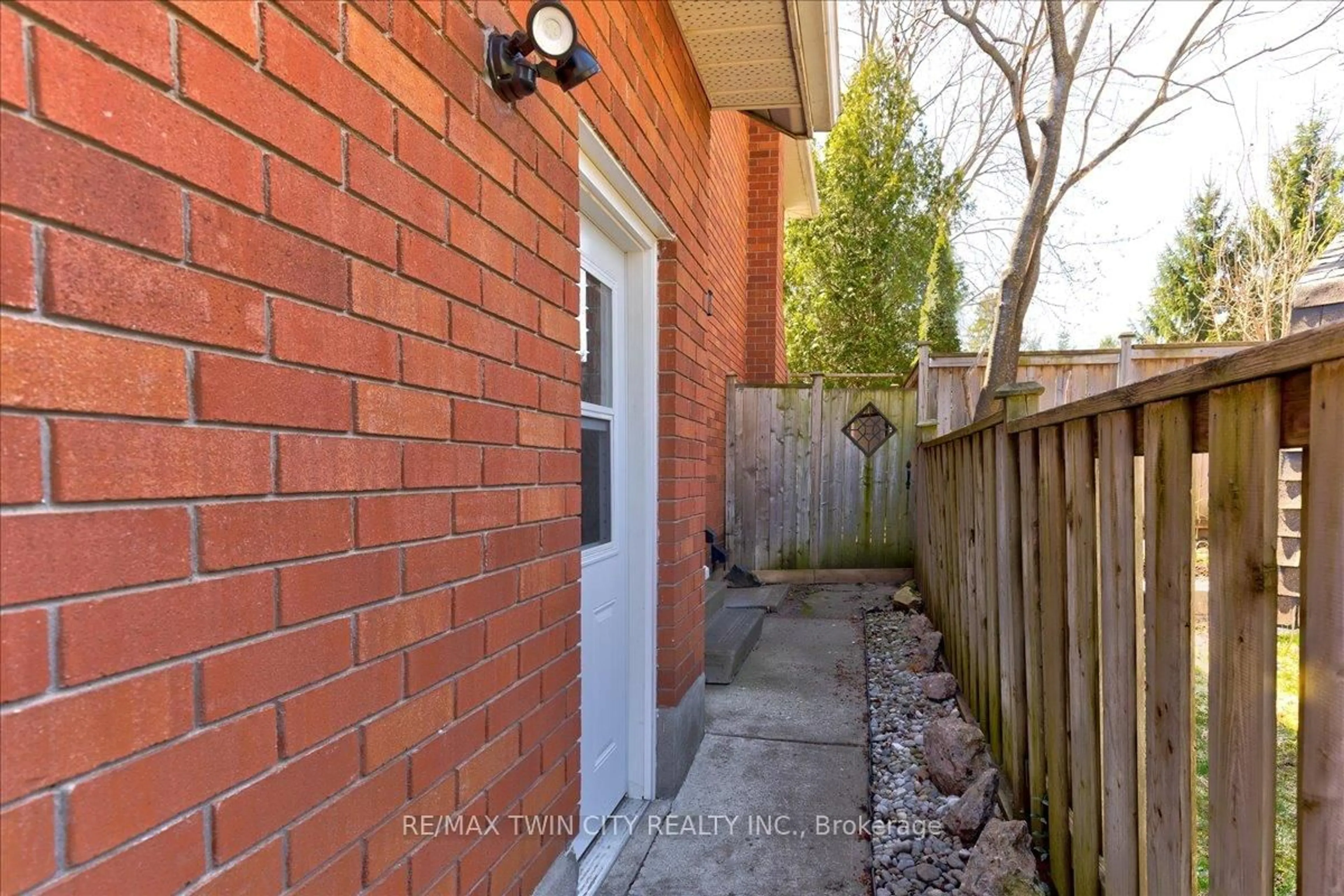 Patio, street for 7 Chandos Dr, Kitchener Ontario N2A 3C2