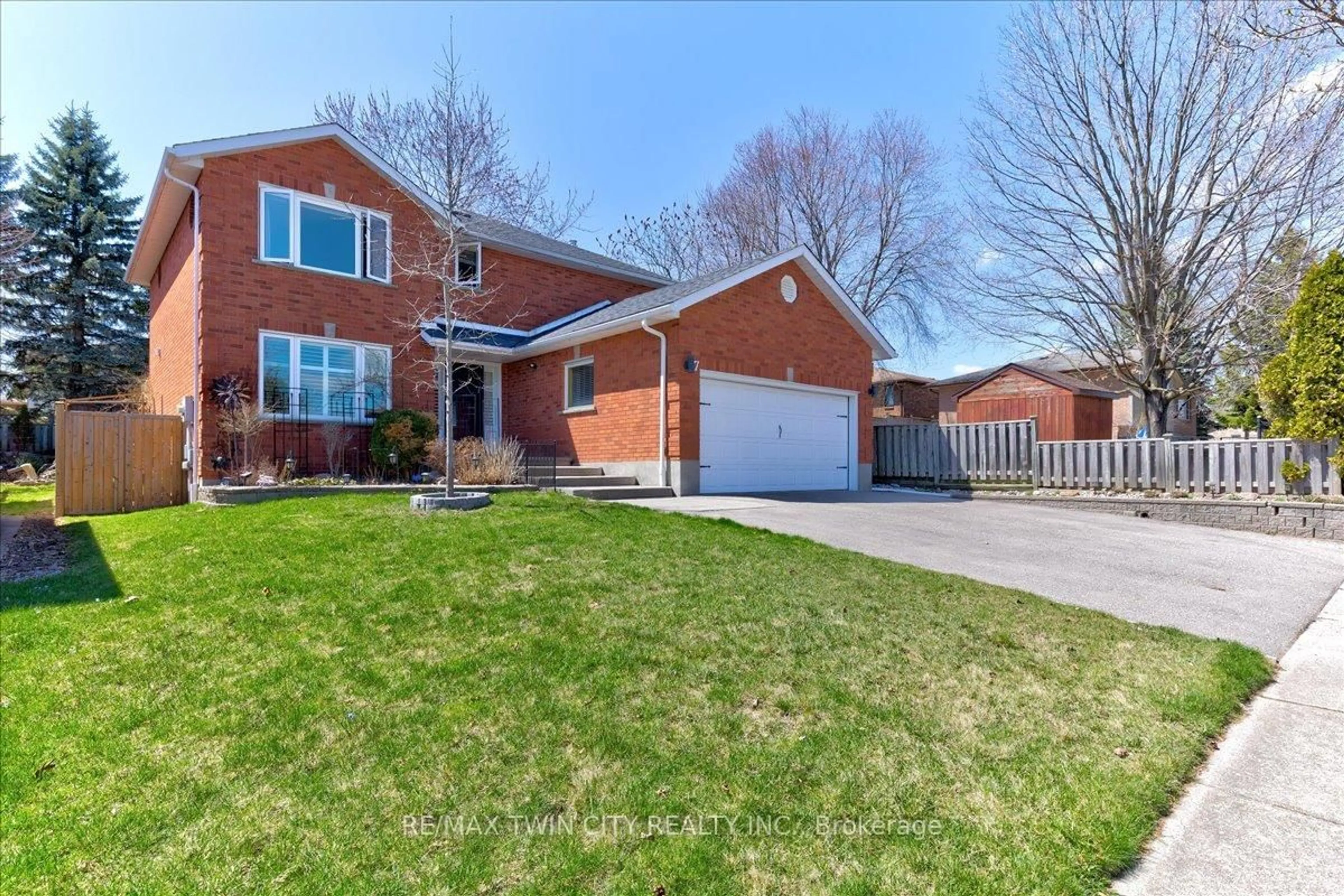 Home with brick exterior material, street for 7 Chandos Dr, Kitchener Ontario N2A 3C2