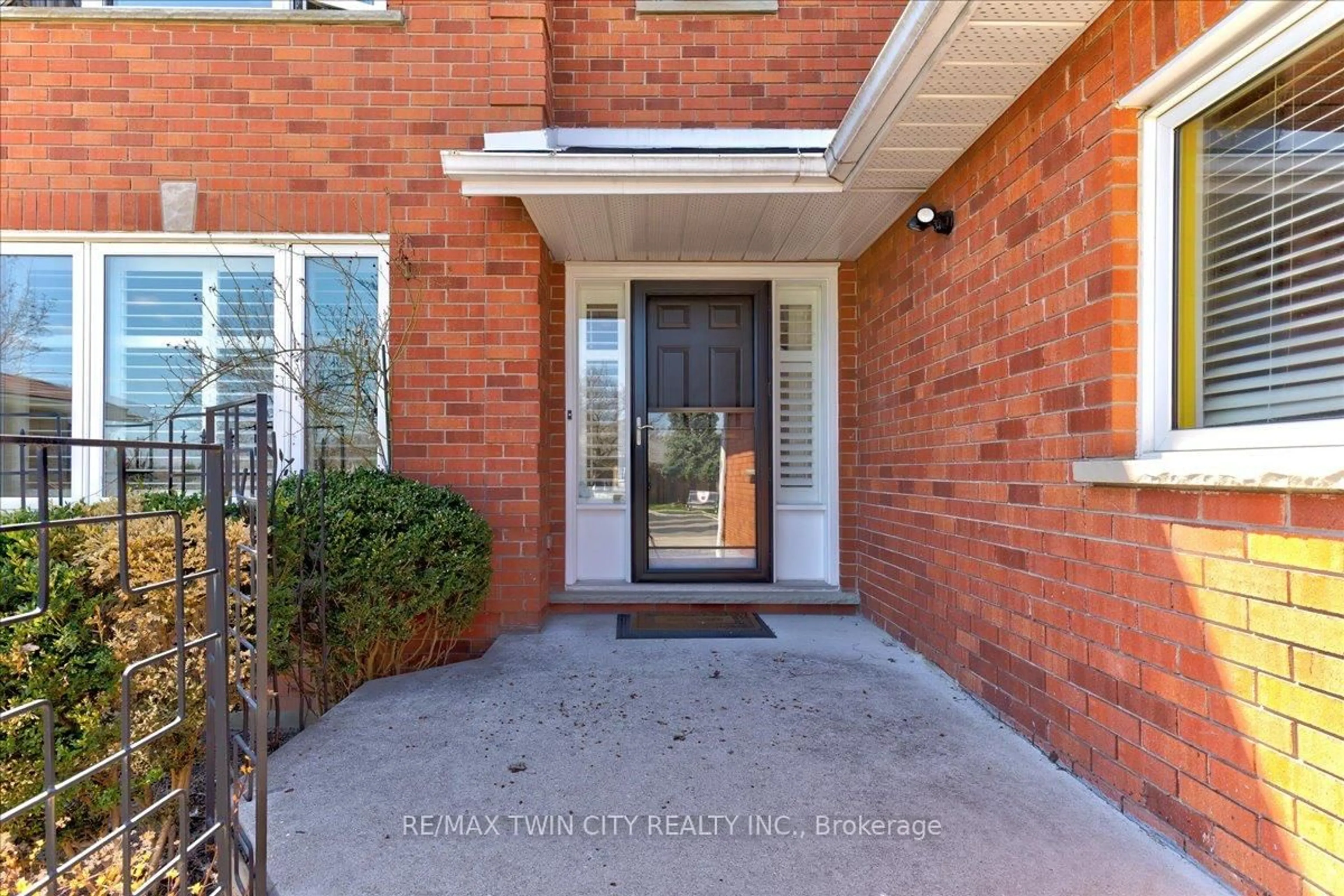 Indoor entryway for 7 Chandos Dr, Kitchener Ontario N2A 3C2