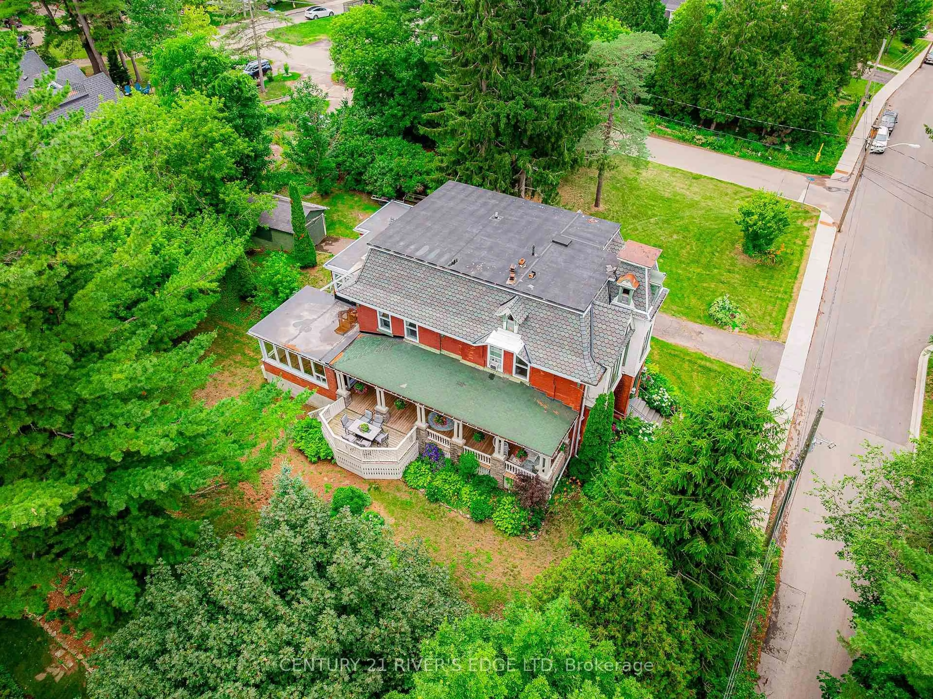 A pic from outside/outdoor area/front of a property/back of a property/a pic from drone, building for 20 Sherwood St, Brockville Ontario K6V 5M9