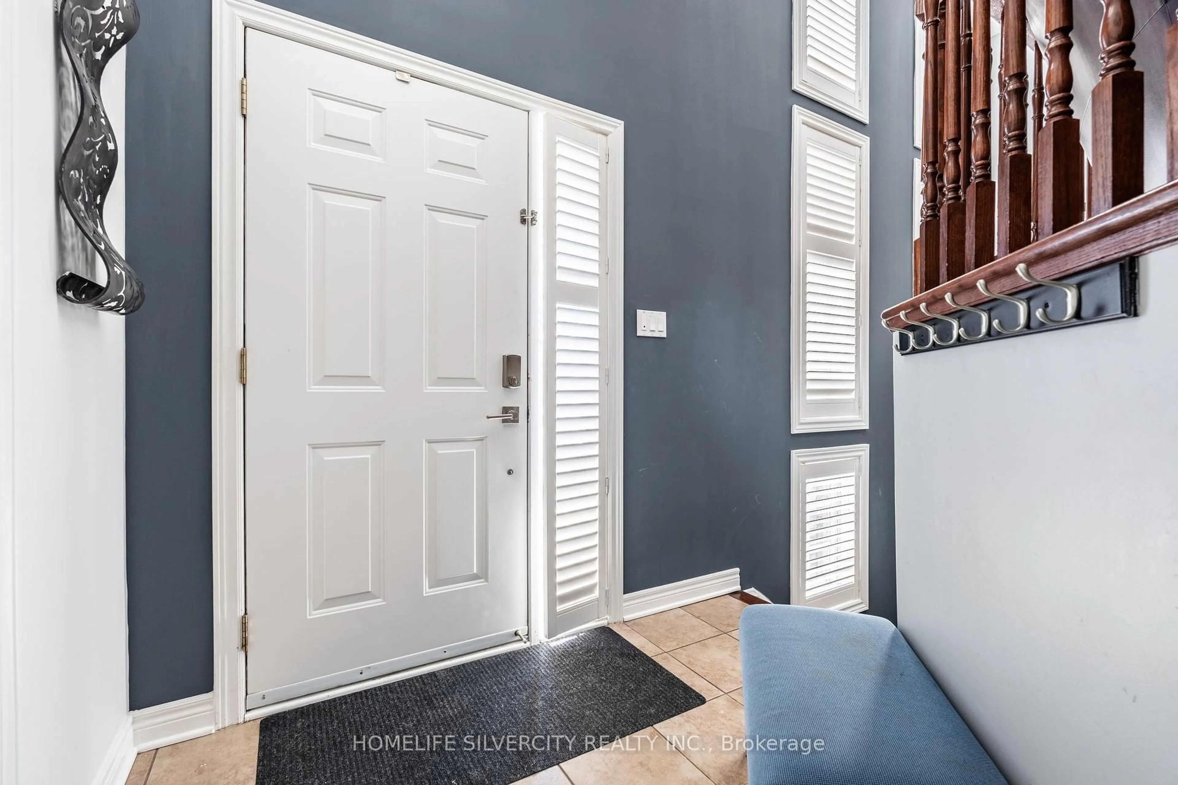 Indoor entryway for 8409 Greenfield Cres, Niagara Falls Ontario L2H 3J8