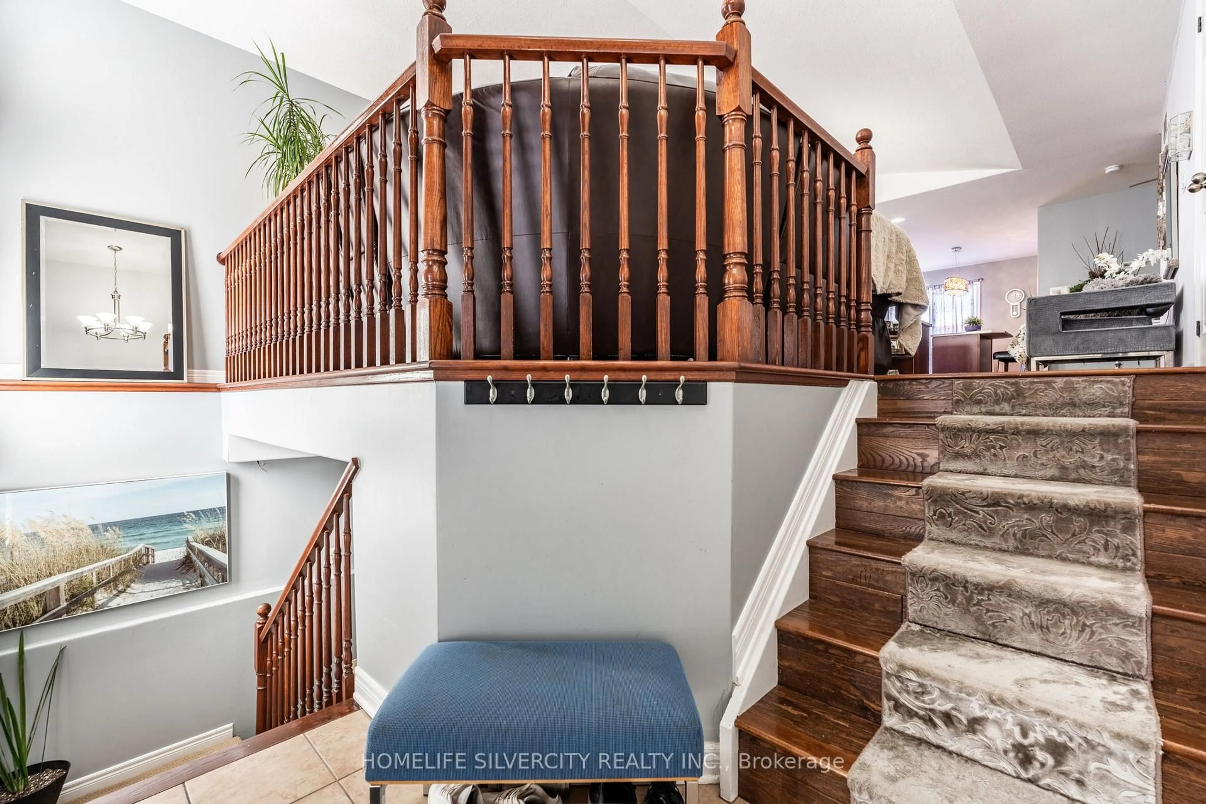 Indoor foyer for 8409 Greenfield Cres, Niagara Falls Ontario L2H 3J8