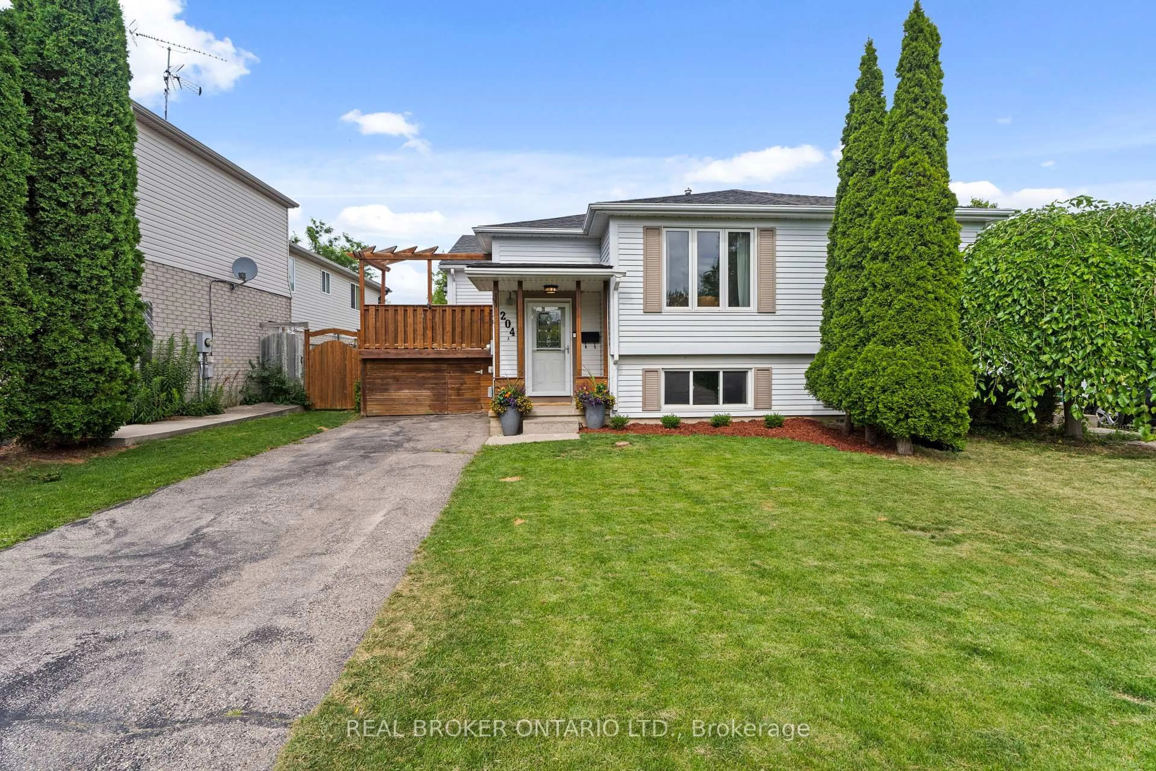 A pic from outside/outdoor area/front of a property/back of a property/a pic from drone, street for 204A SPRINGFIELD Cres, Waterloo Ontario N2T 2M6