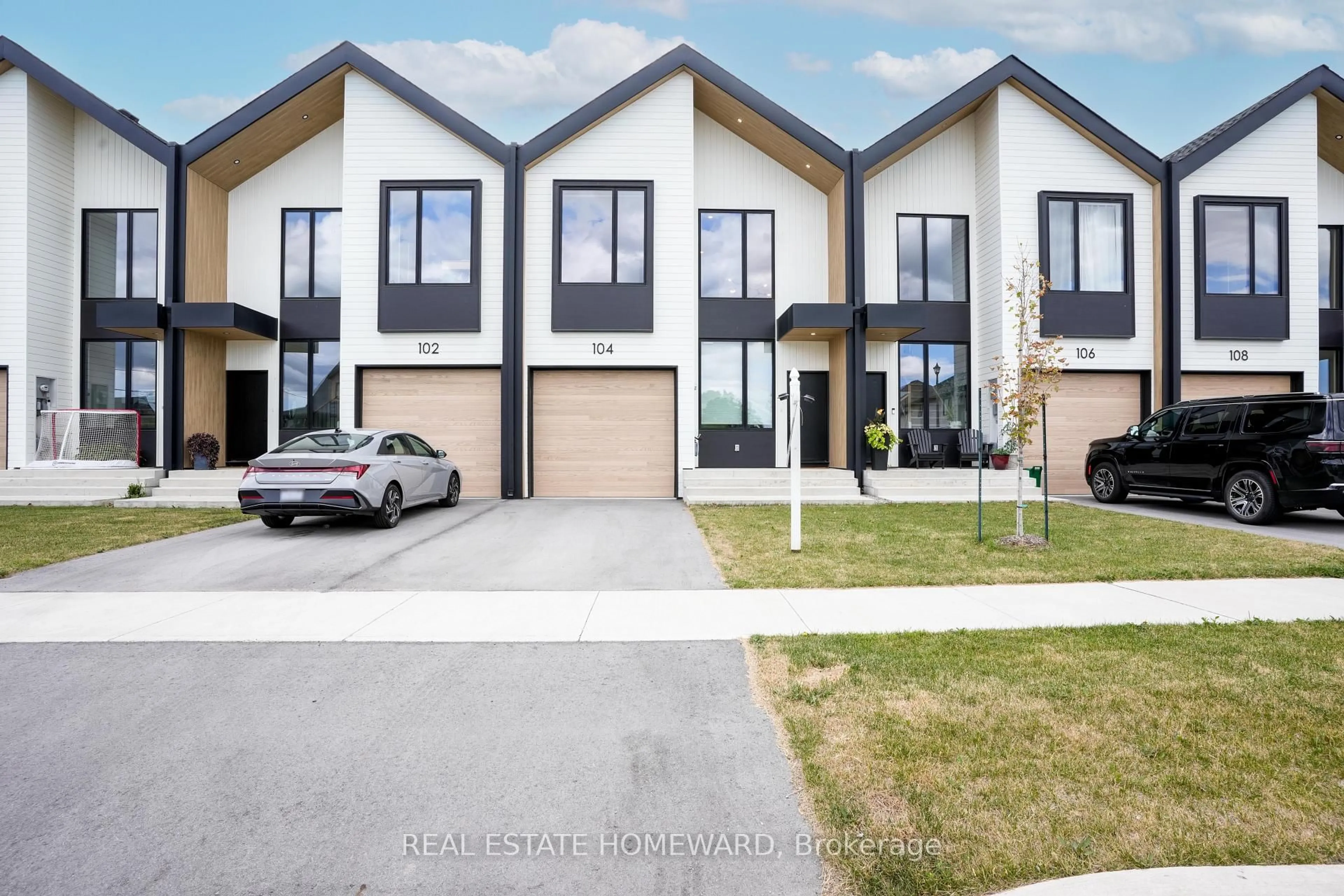 A pic from outside/outdoor area/front of a property/back of a property/a pic from drone, street for 104 Lametti Dr, Pelham Ontario L0S 1E6