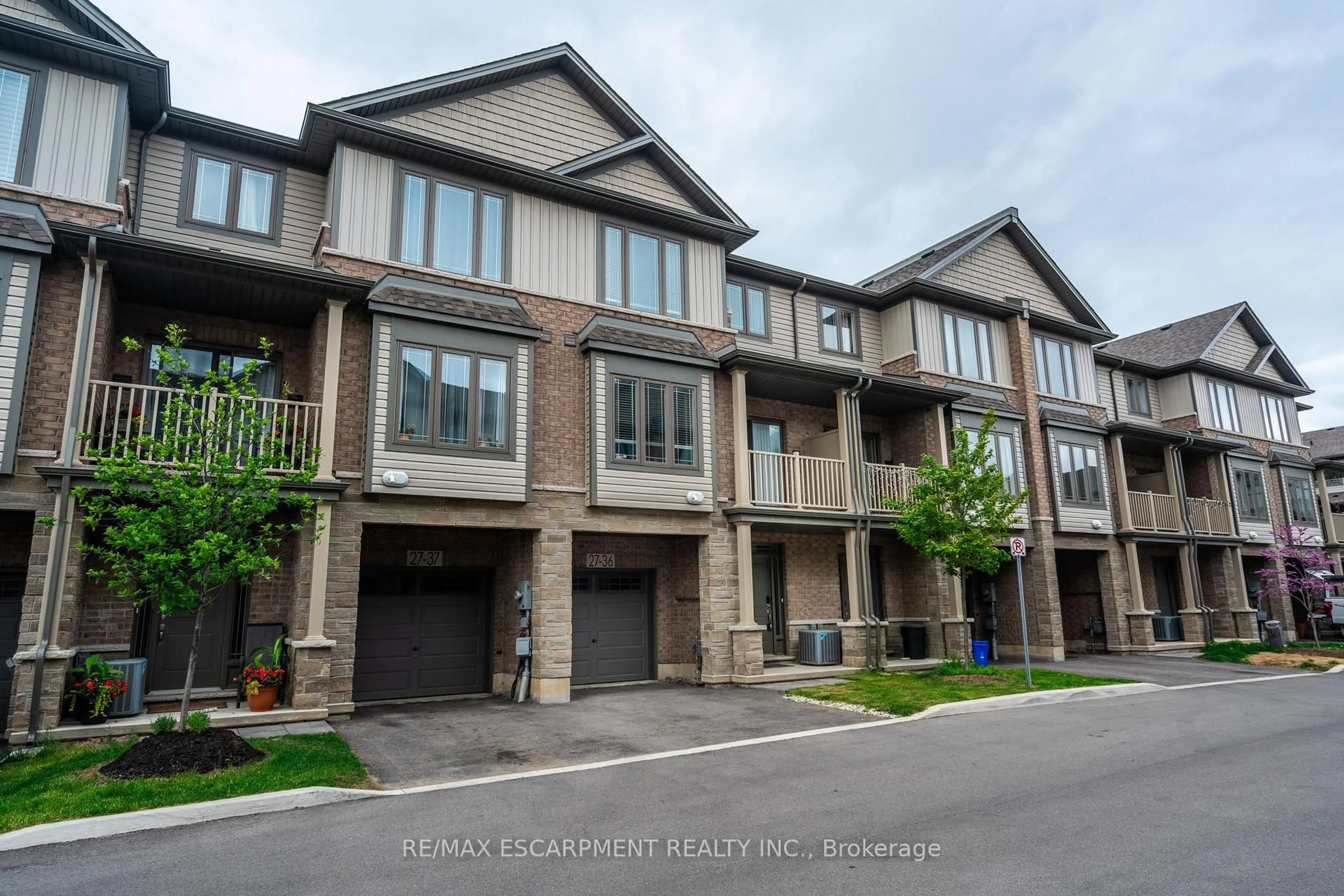 A pic from outside/outdoor area/front of a property/back of a property/a pic from drone, street for 27 Rachel Dr #36, Hamilton Ontario L8E 0K6