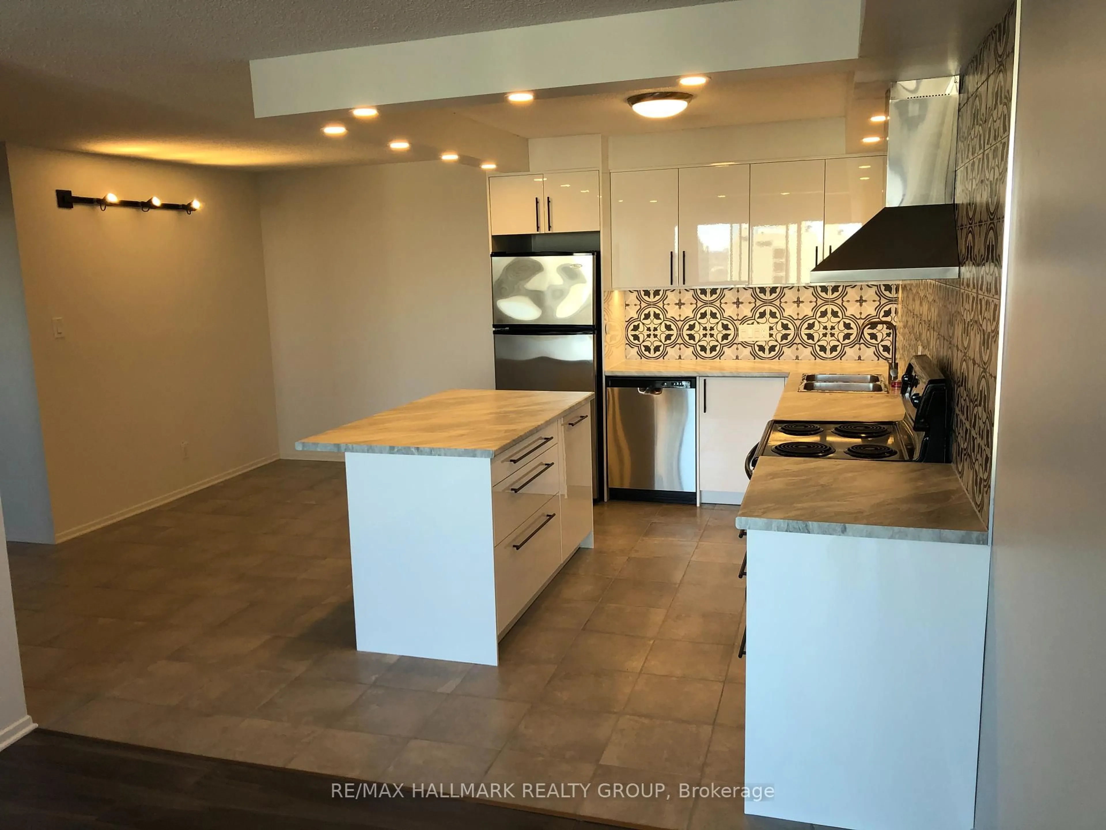 Open concept kitchen, ceramic/tile floor for 900 Dynes Rd #1904, Ottawa Ontario K2C 3L6