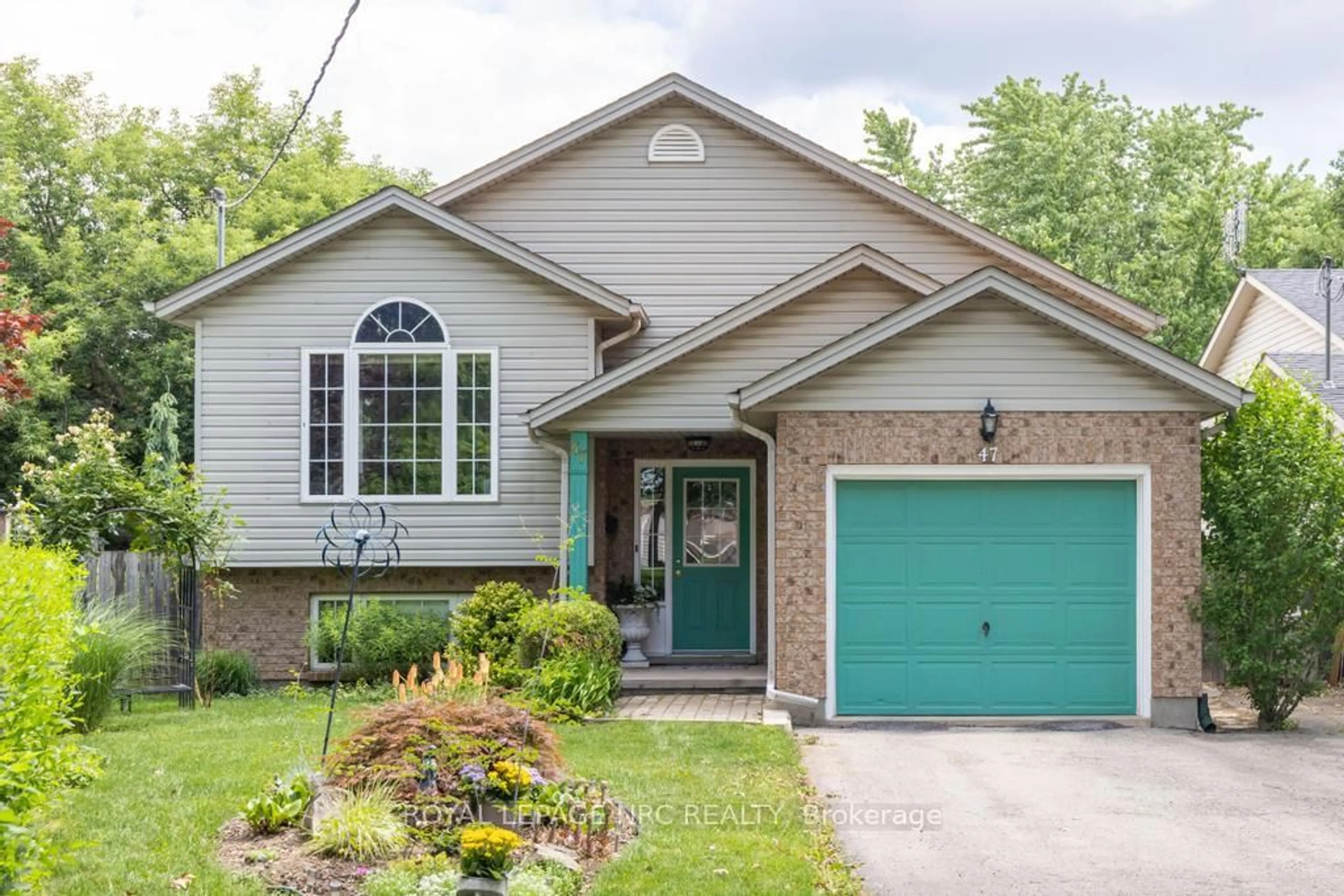 Home with vinyl exterior material, street for 47 Admiral Rd, St. Catharines Ontario L2P 1G7