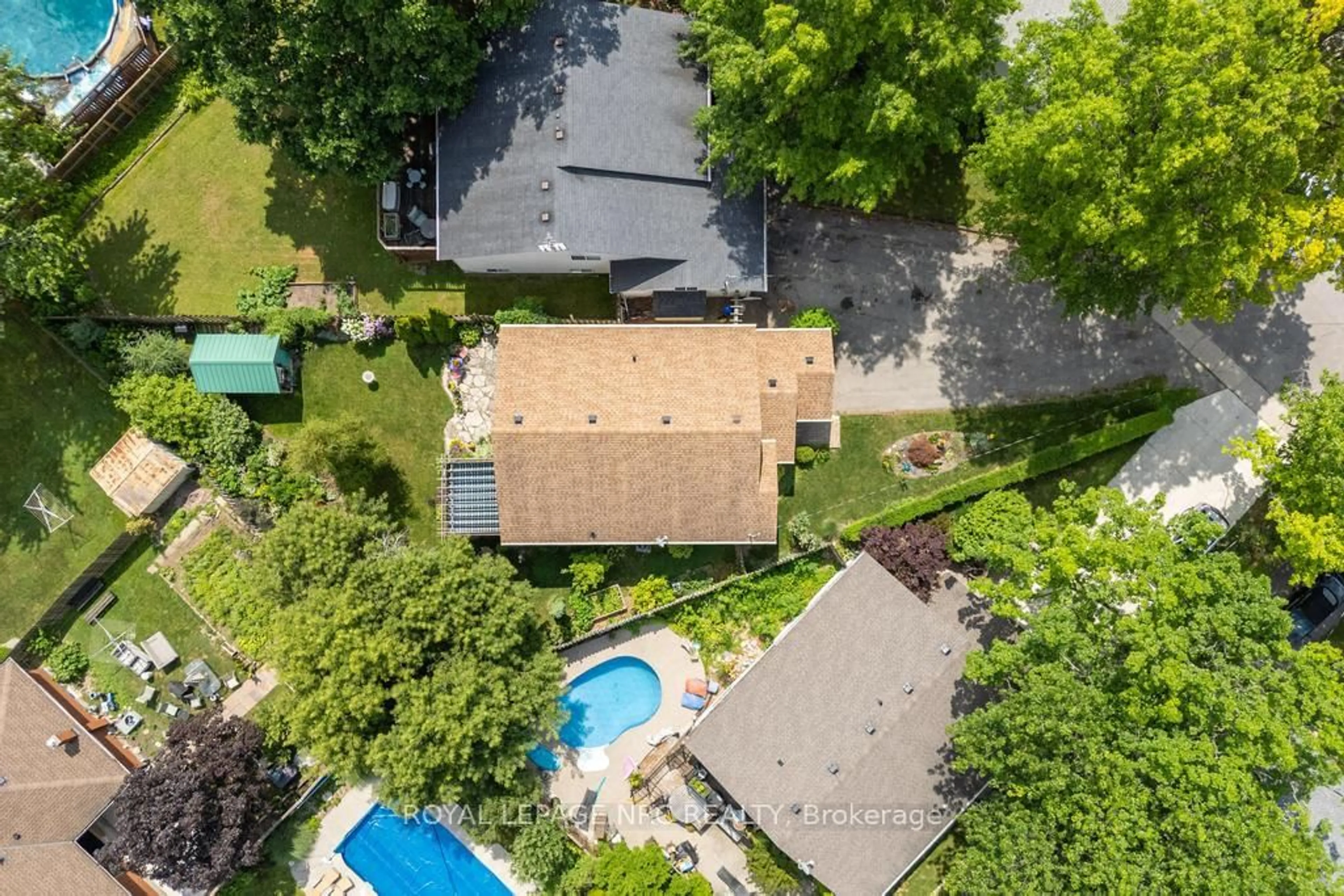 A pic from outside/outdoor area/front of a property/back of a property/a pic from drone, unknown for 47 Admiral Rd, St. Catharines Ontario L2P 1G7