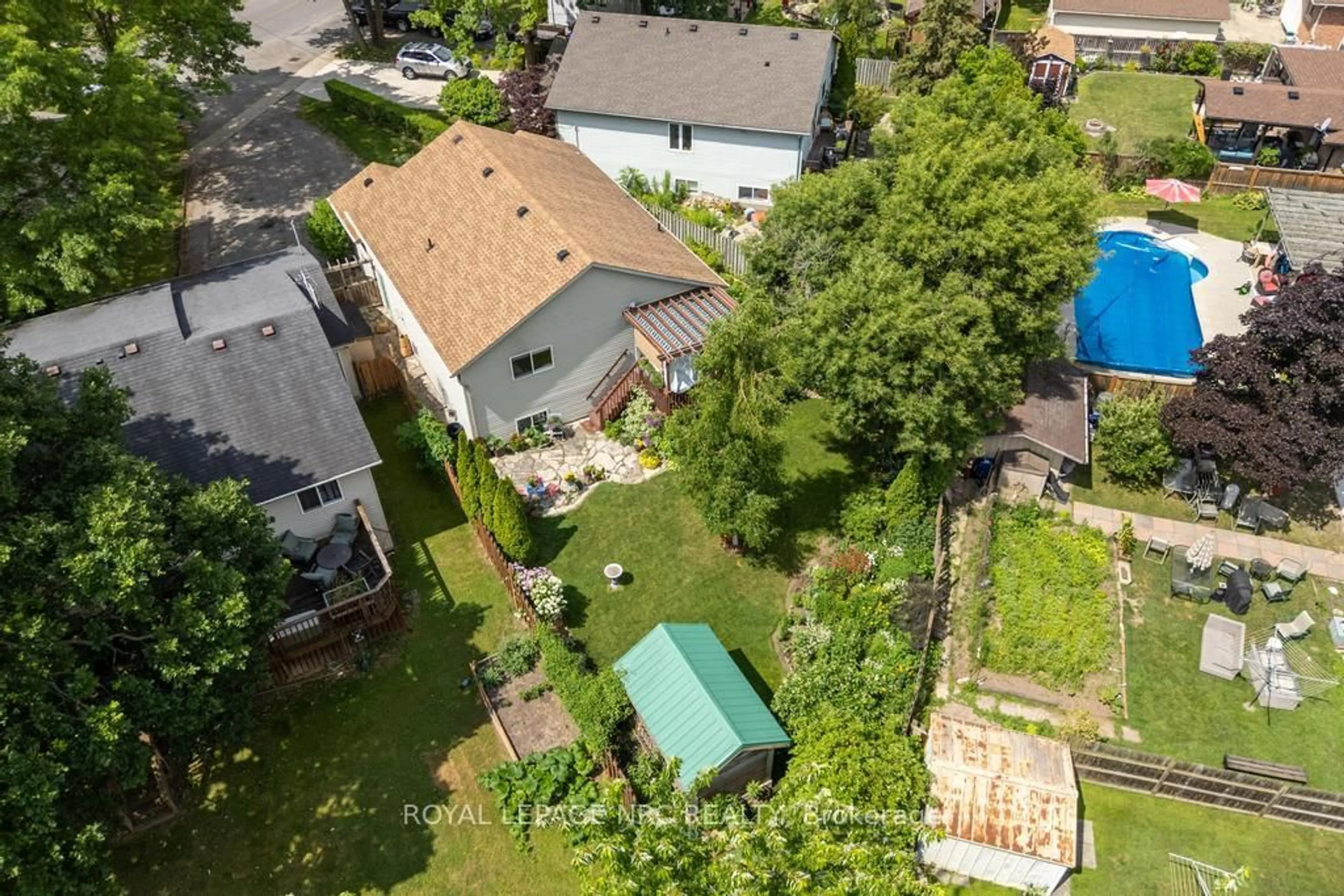A pic from outside/outdoor area/front of a property/back of a property/a pic from drone, street for 47 Admiral Rd, St. Catharines Ontario L2P 1G7