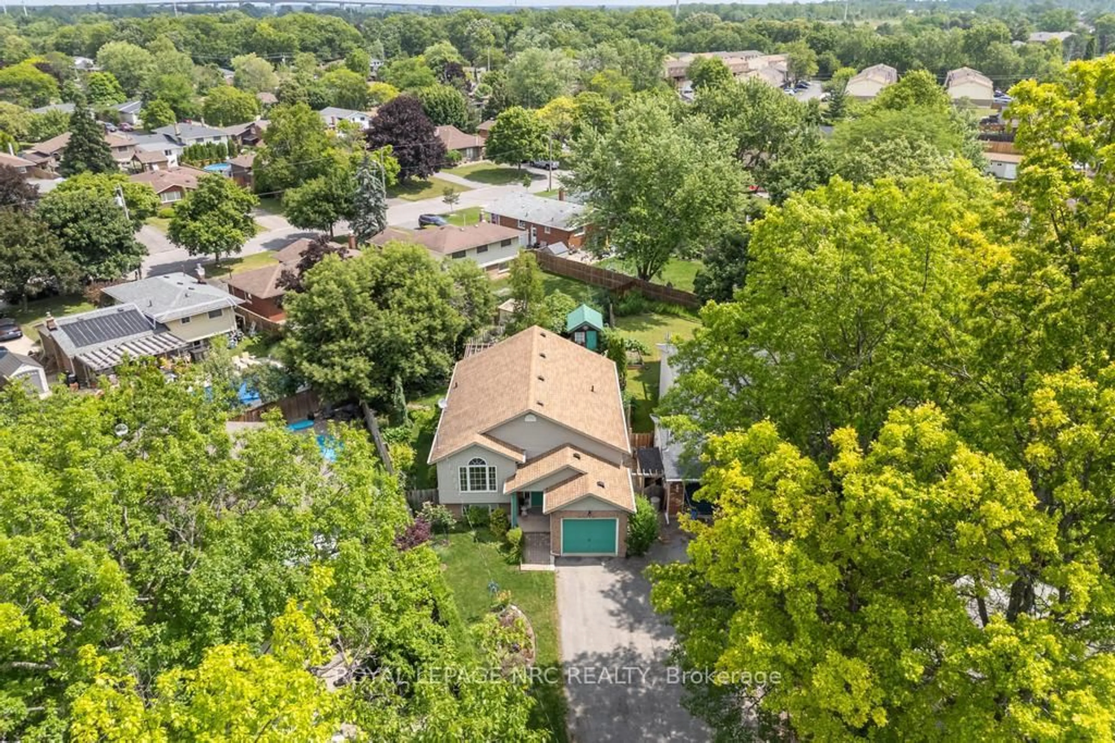 A pic from outside/outdoor area/front of a property/back of a property/a pic from drone, street for 47 Admiral Rd, St. Catharines Ontario L2P 1G7